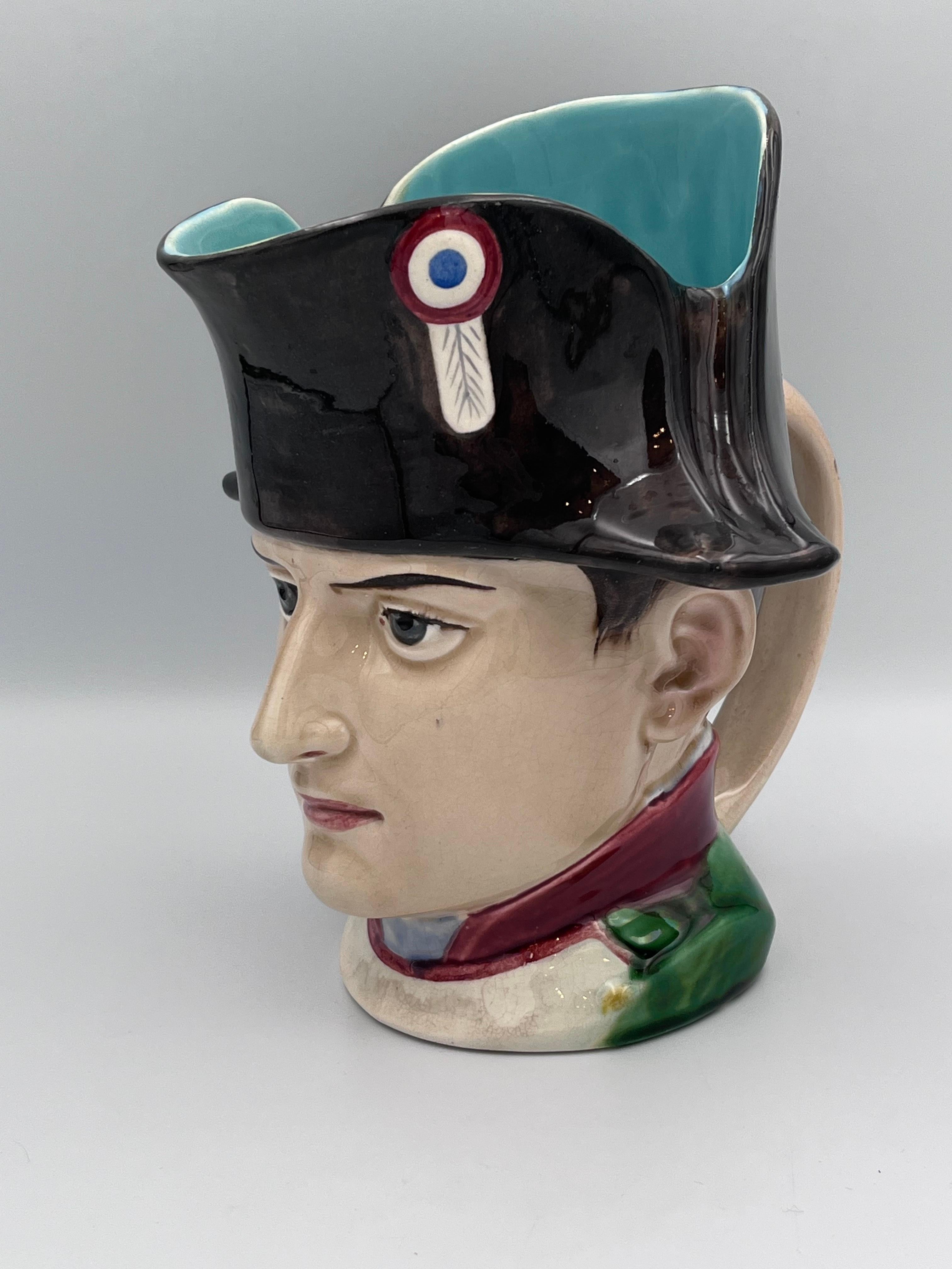 Handsome 1920er Napoleon Boneparte Sarreguemines Frankreich Majolika Charakter Becher (Hollywood Regency) im Angebot