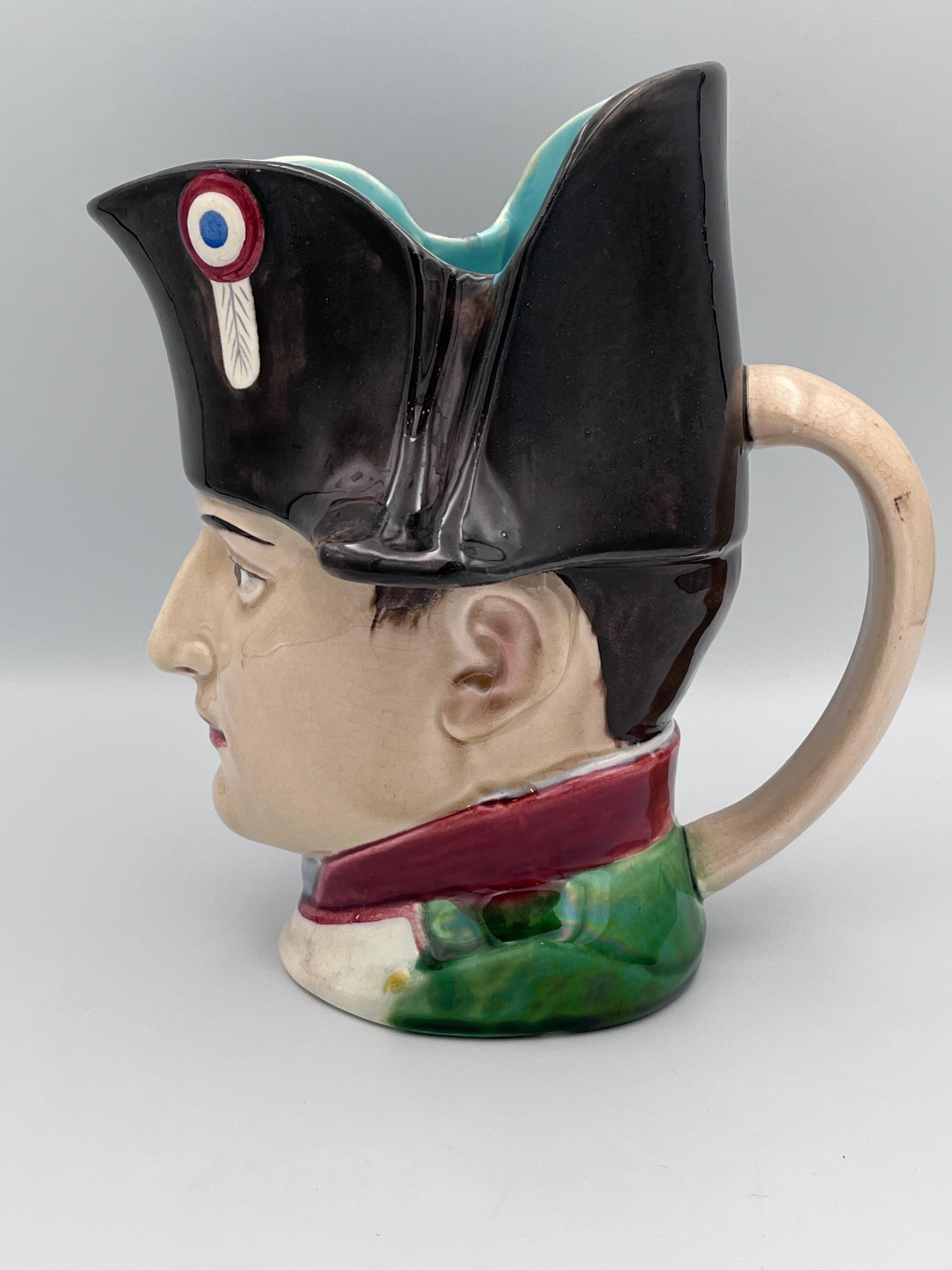 Handsome 1920er Napoleon Boneparte Sarreguemines Frankreich Majolika Charakter Becher (Französisch) im Angebot