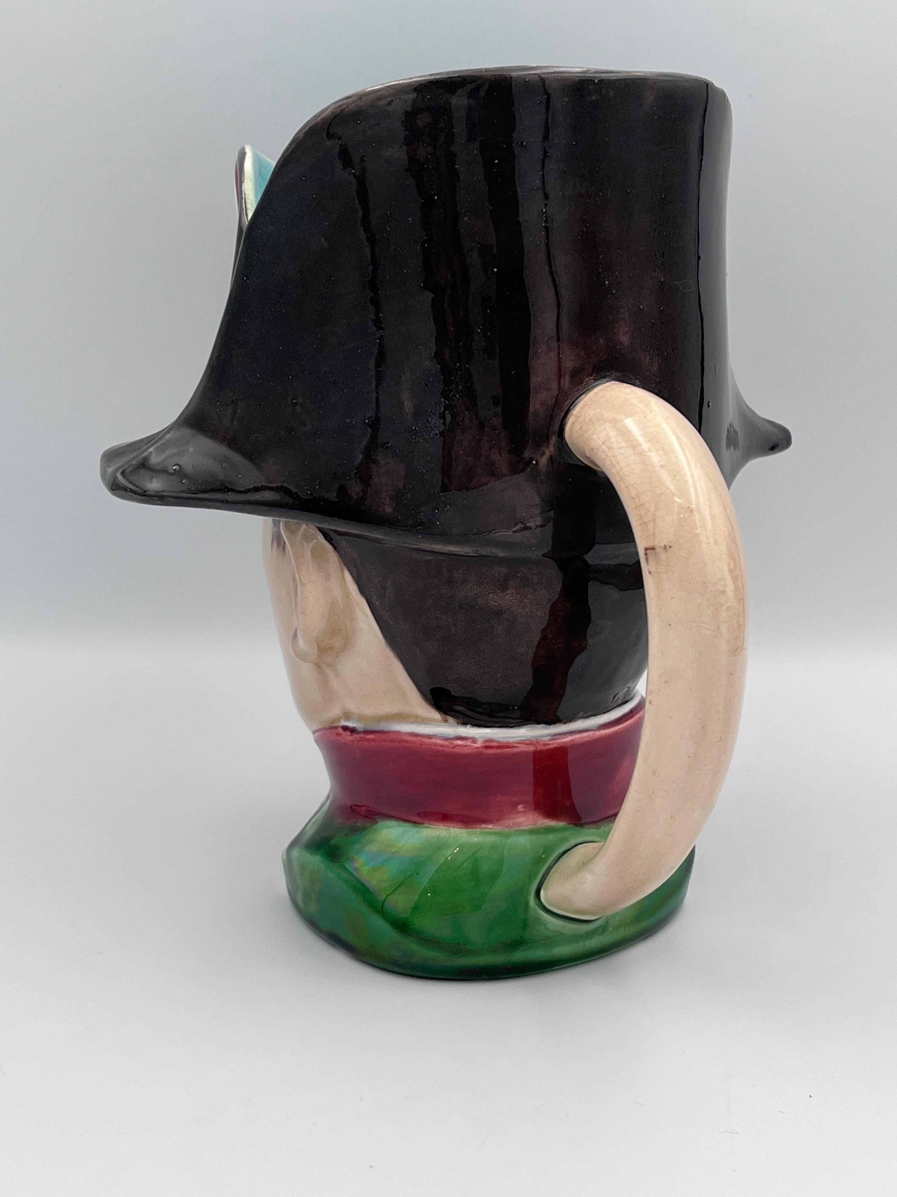 Handsome 1920er Napoleon Boneparte Sarreguemines Frankreich Majolika Charakter Becher (Glasiert) im Angebot