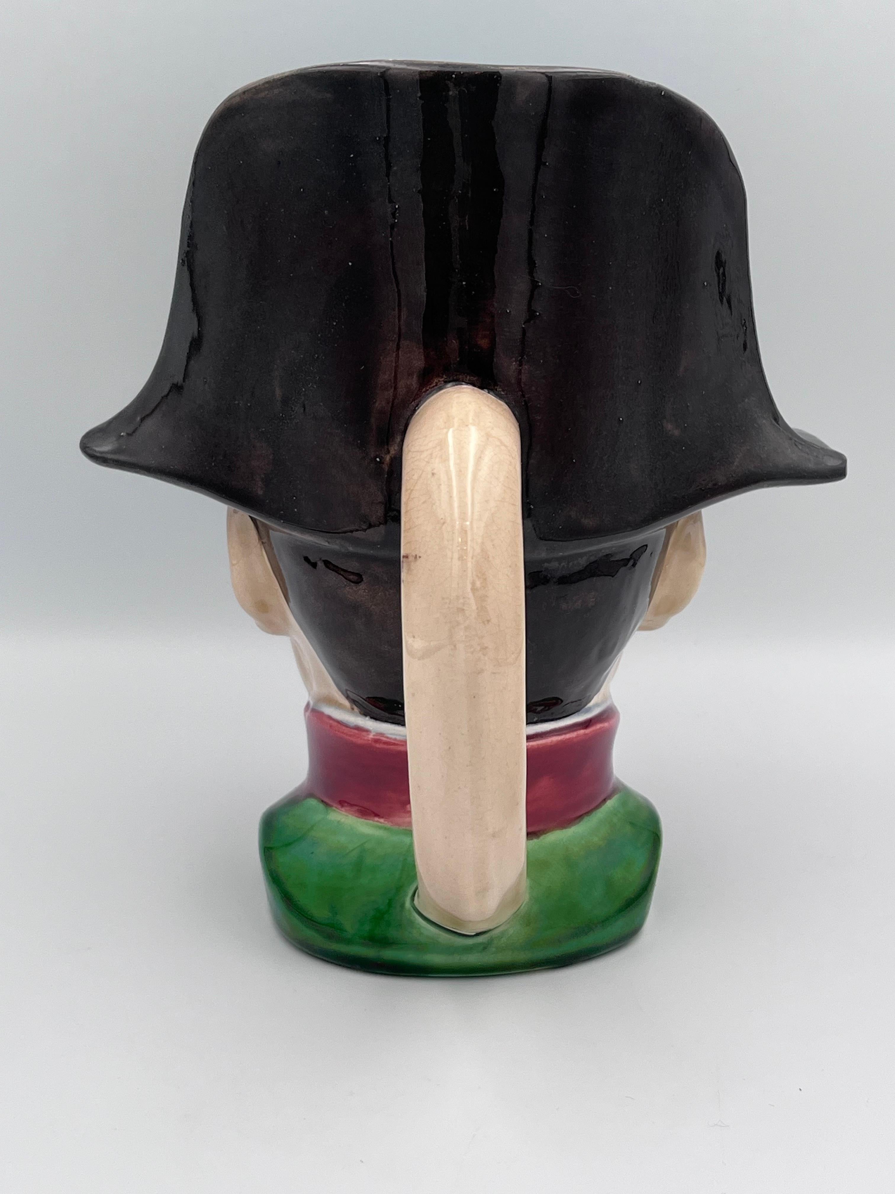 Handsome 1920er Napoleon Boneparte Sarreguemines Frankreich Majolika Charakter Becher im Zustand „Gut“ im Angebot in Red Lion, PA