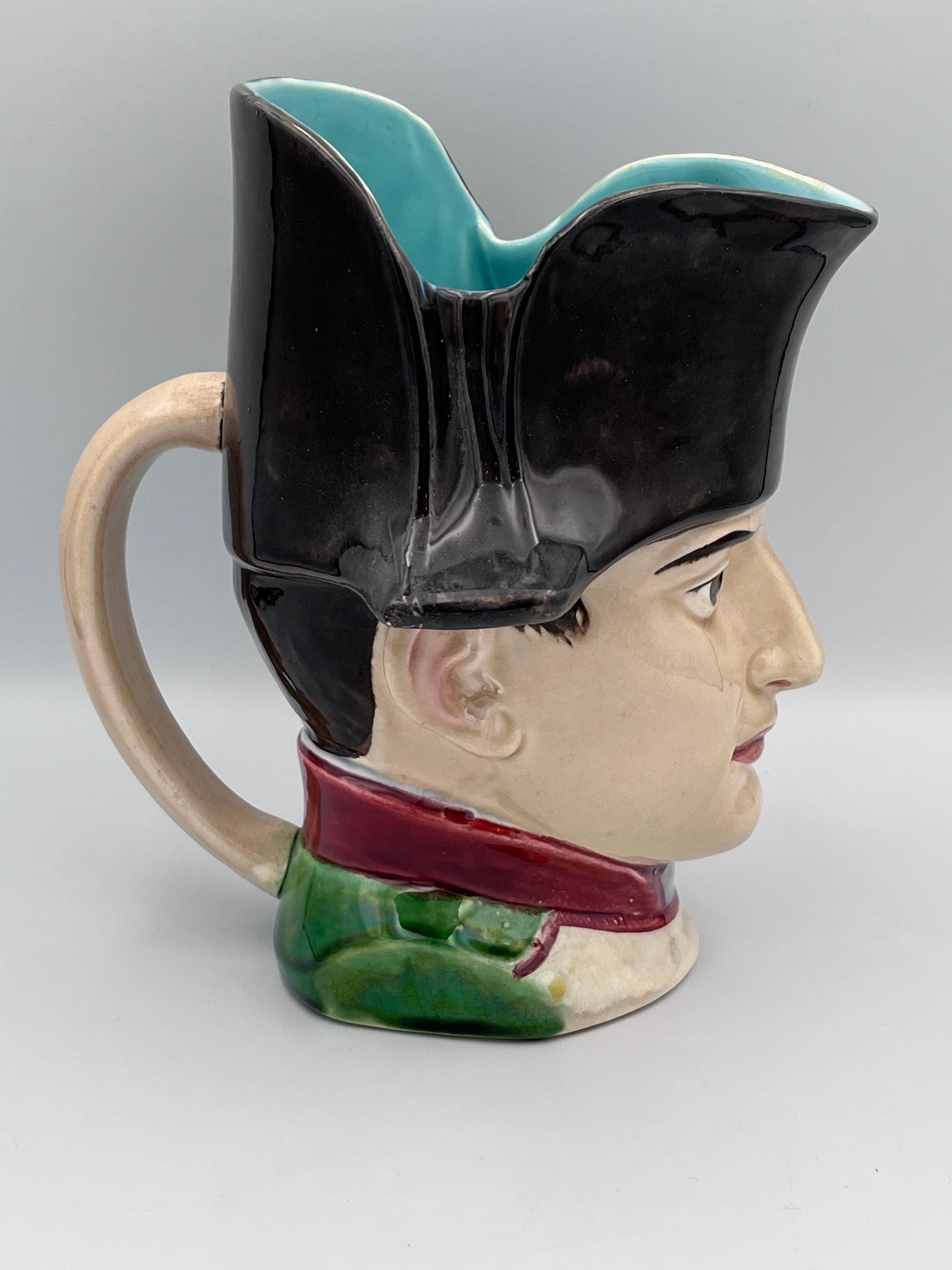 Handsome 1920er Napoleon Boneparte Sarreguemines Frankreich Majolika Charakter Becher (Keramik) im Angebot