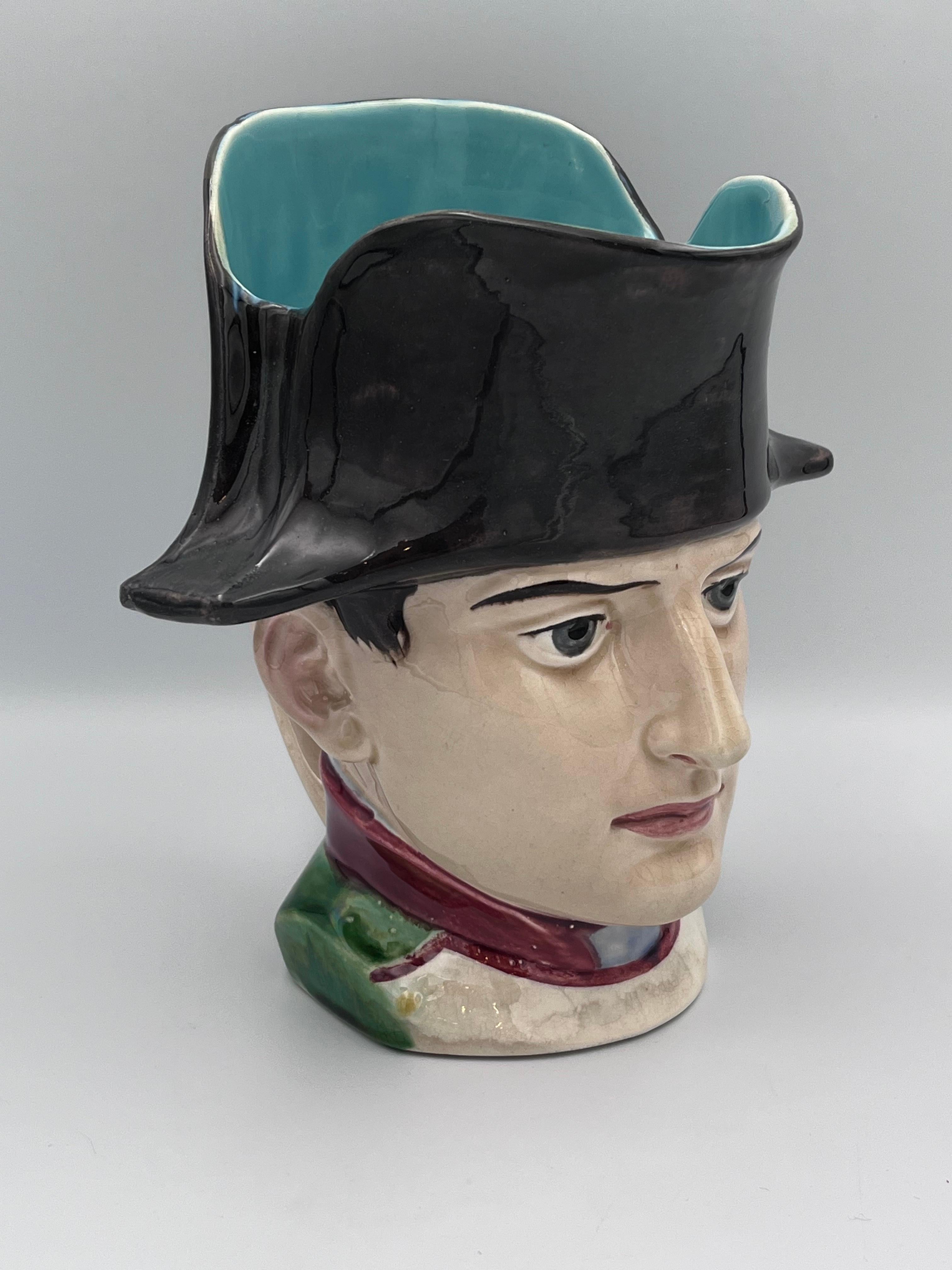 Handsome 1920er Napoleon Boneparte Sarreguemines Frankreich Majolika Charakter Becher im Angebot 1