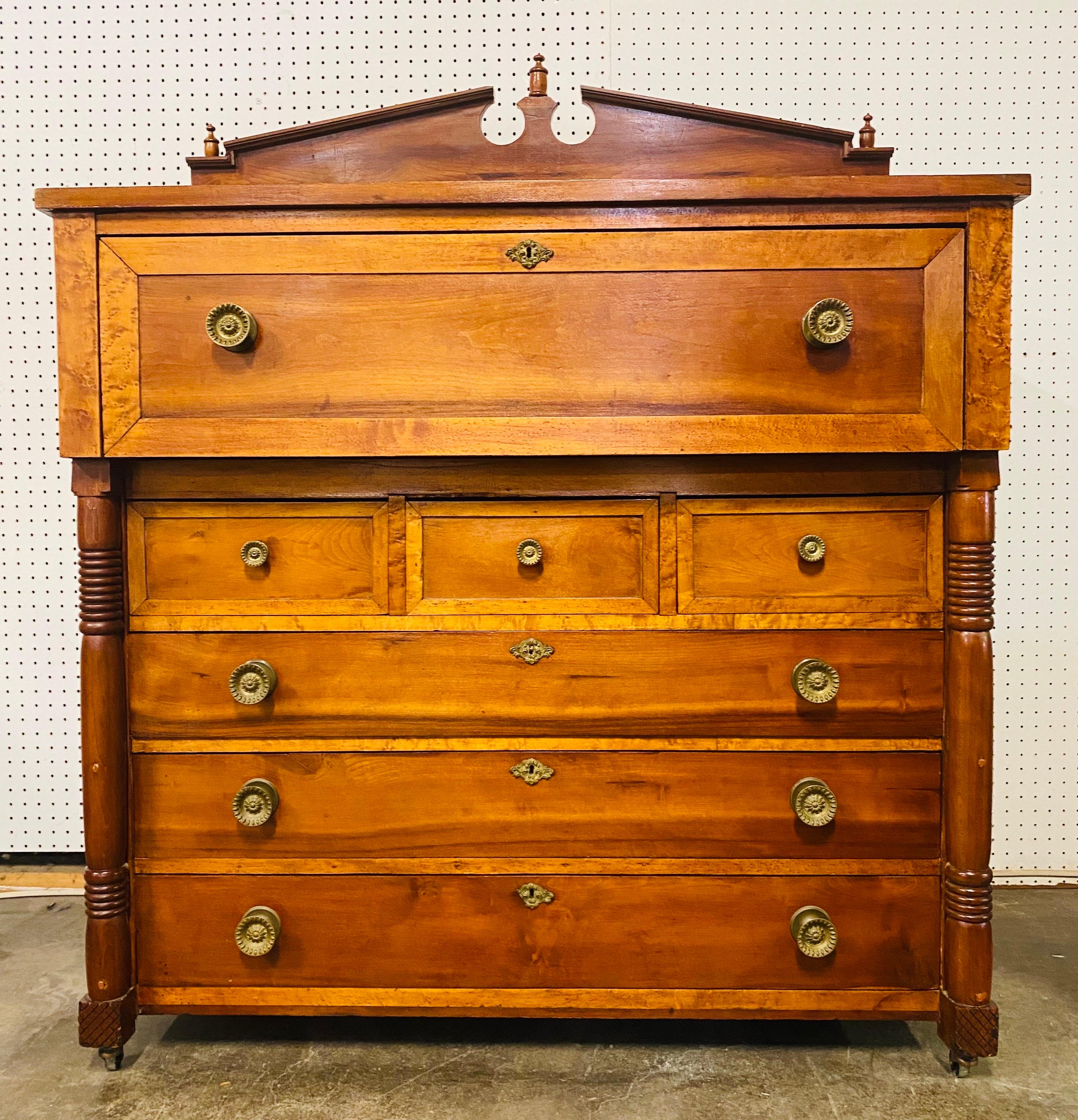 Handsome 19th century American Empire handcrafted Chester drawers For Sale 6