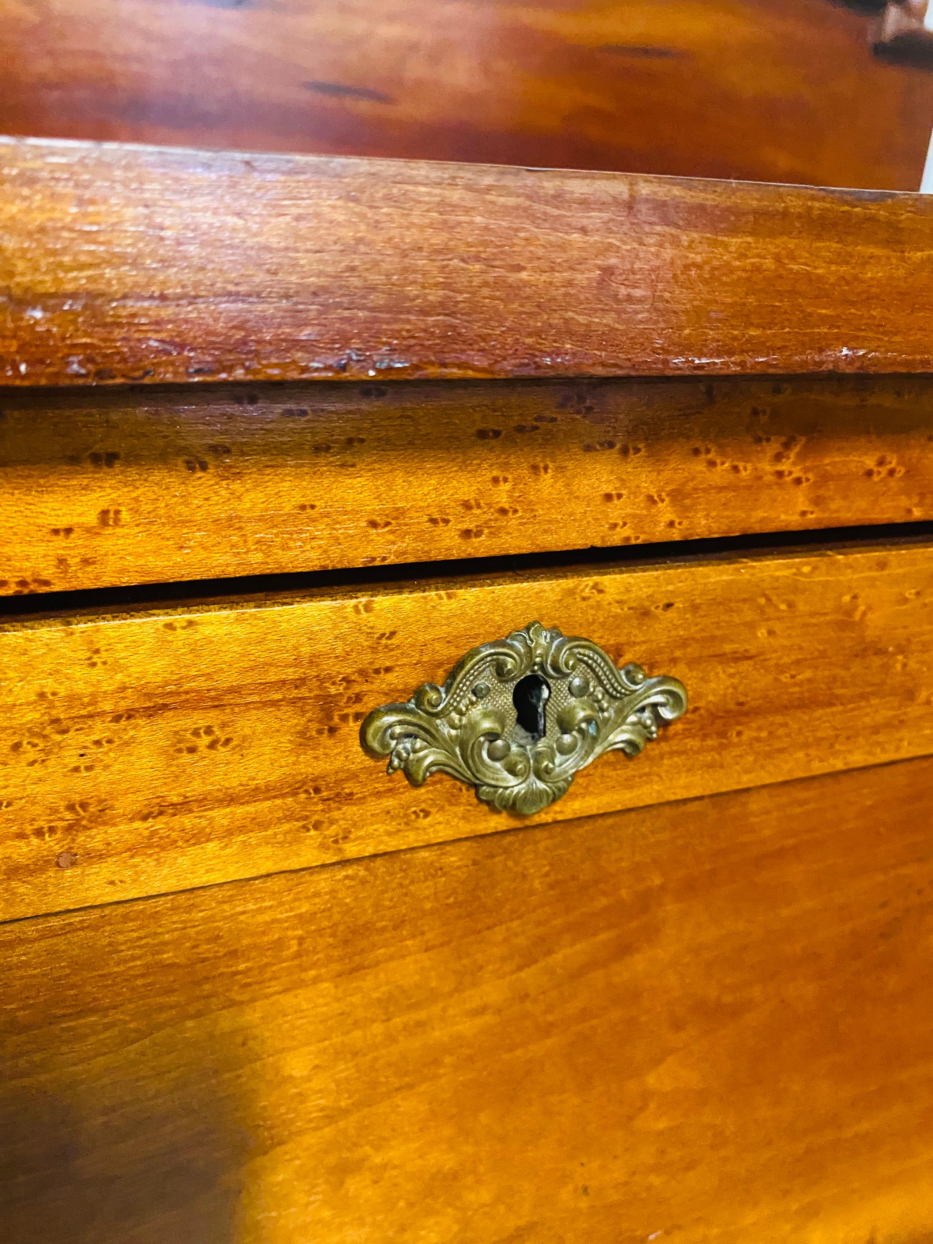 Si tratta di una bella cassettiera Impero americana della fine del XIX secolo, realizzata a mano. Questa cassettiera presenta i suoi tiranti originali in ottone massiccio ornati e i buchi della serratura. La cassettiera è stata realizzata a mano in