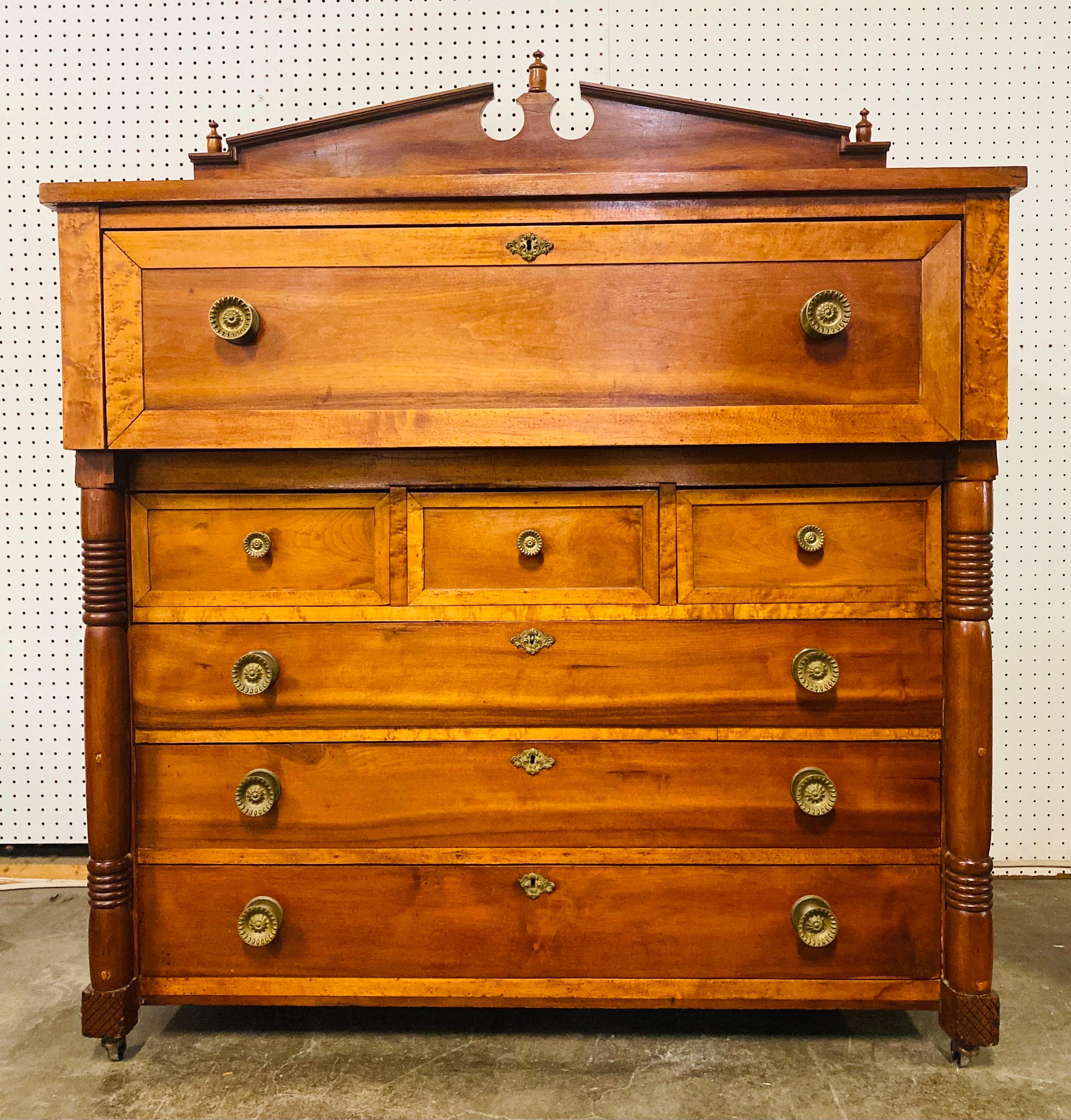 Handsome 19th century American Empire handcrafted Chester drawers For Sale 1