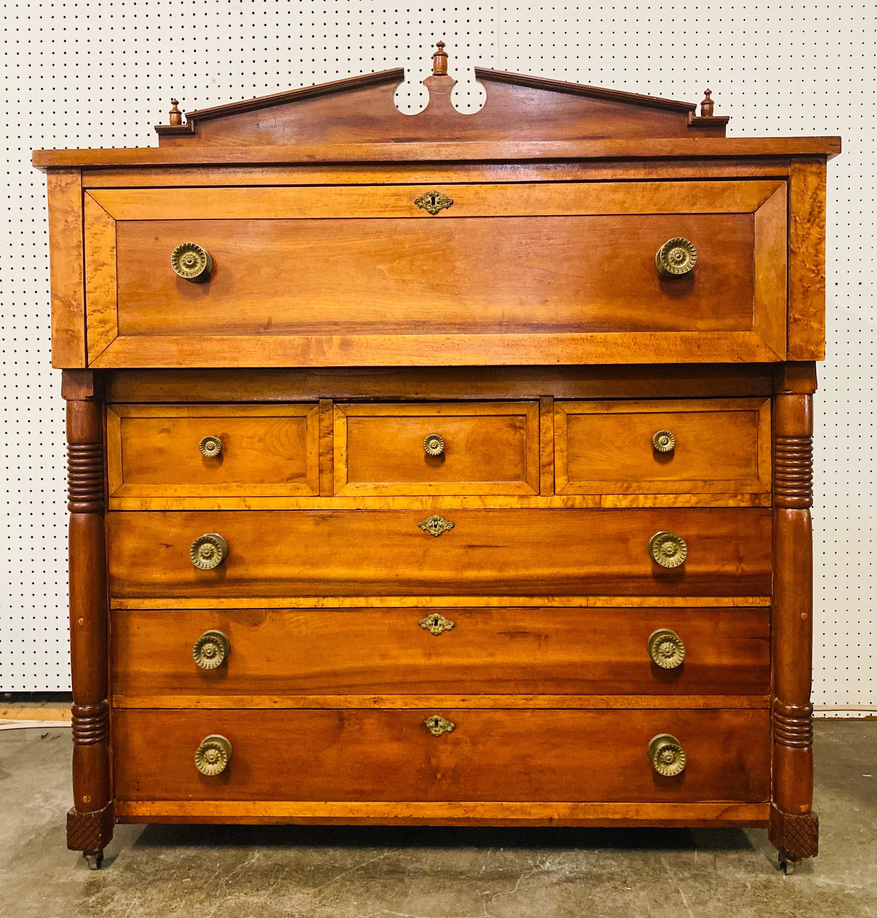 Metà XIX secolo Bellissima cassettiera Chester del XIX secolo, realizzata a mano in stile impero americano. in vendita