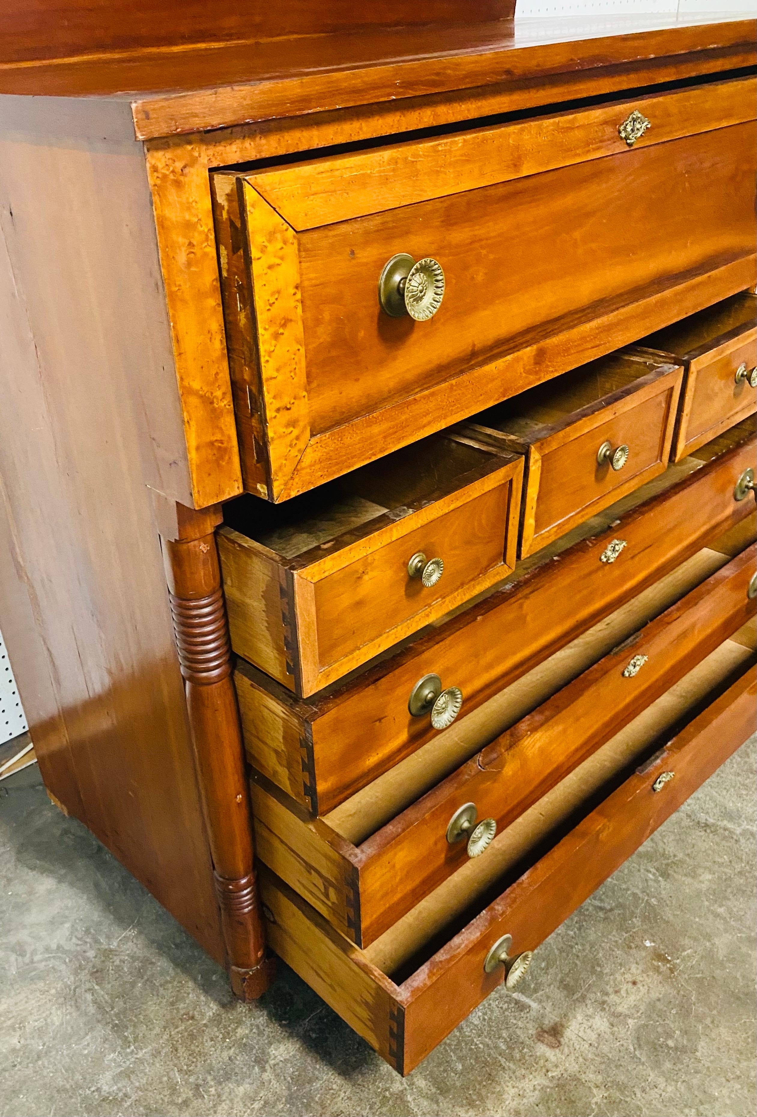 Legno Bellissima cassettiera Chester del XIX secolo, realizzata a mano in stile impero americano. in vendita