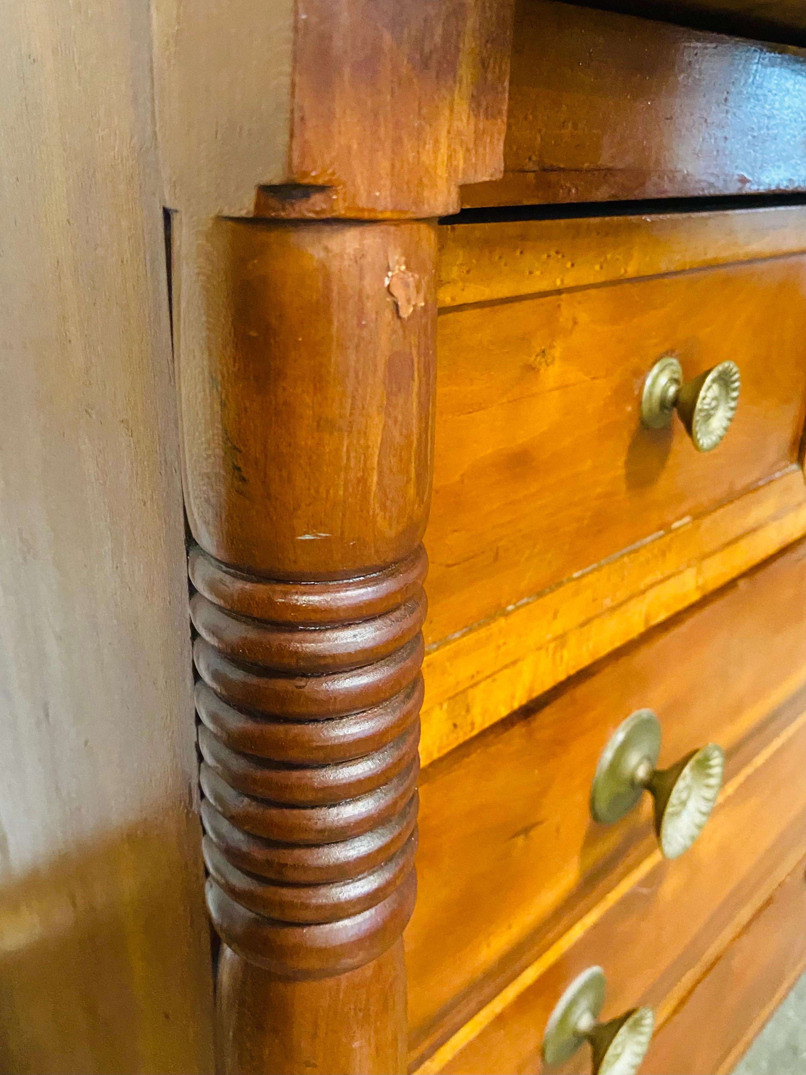 Handsome 19th century American Empire handcrafted Chester drawers For Sale 3