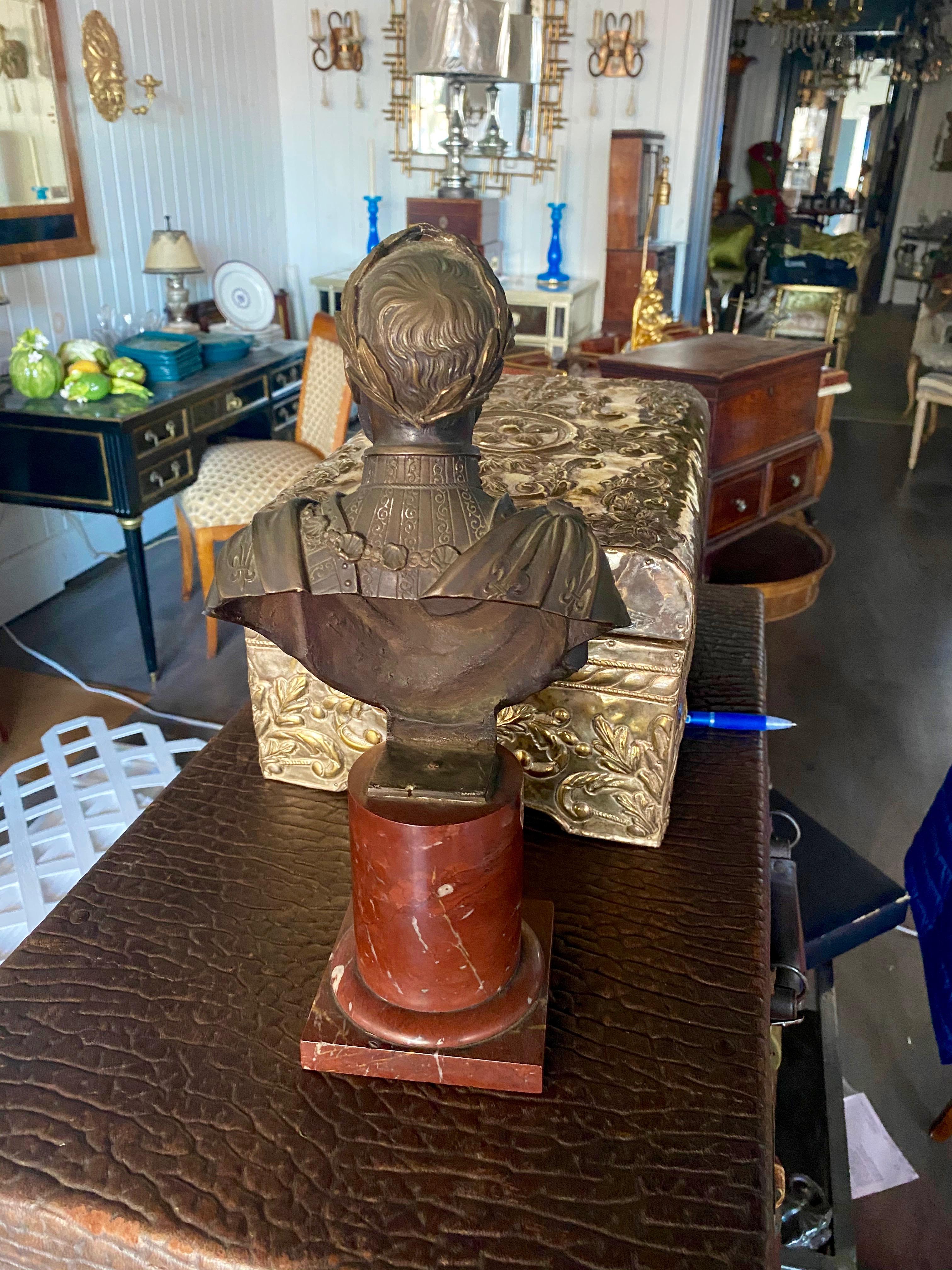Bronzo Bellissimo busto neoclassico in bronzo e marmo del XIX secolo, di grande colore e patina. in vendita