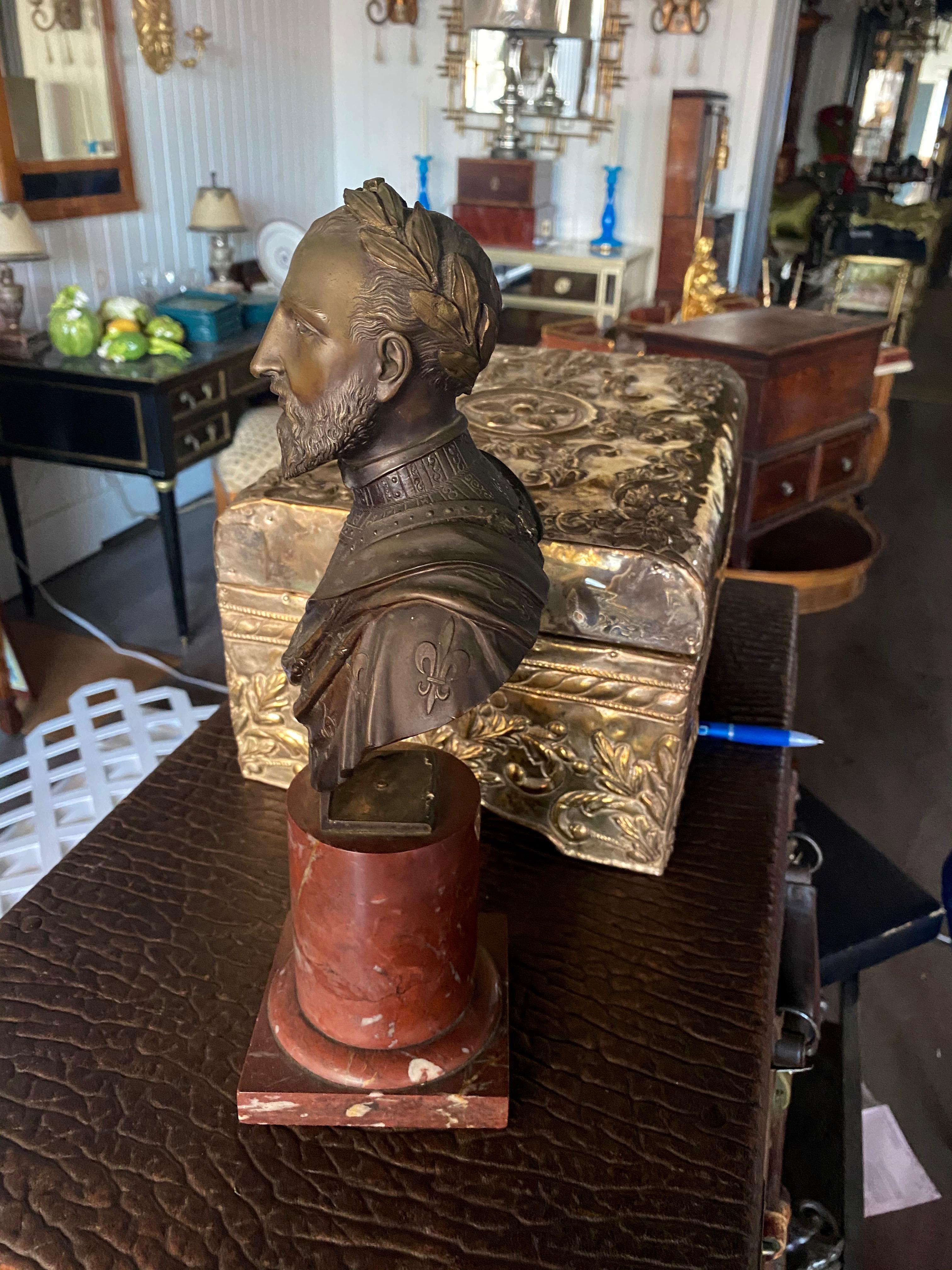 Bellissimo busto neoclassico in bronzo e marmo del XIX secolo, di grande colore e patina. in vendita 1