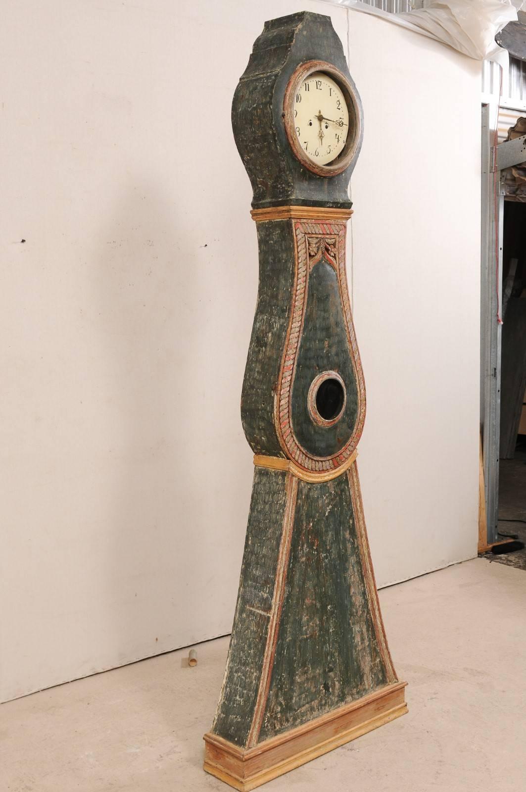 Handsome 19th Century Painted Wood Northern Sweden Floor Clock, circa 1820s In Good Condition In Atlanta, GA