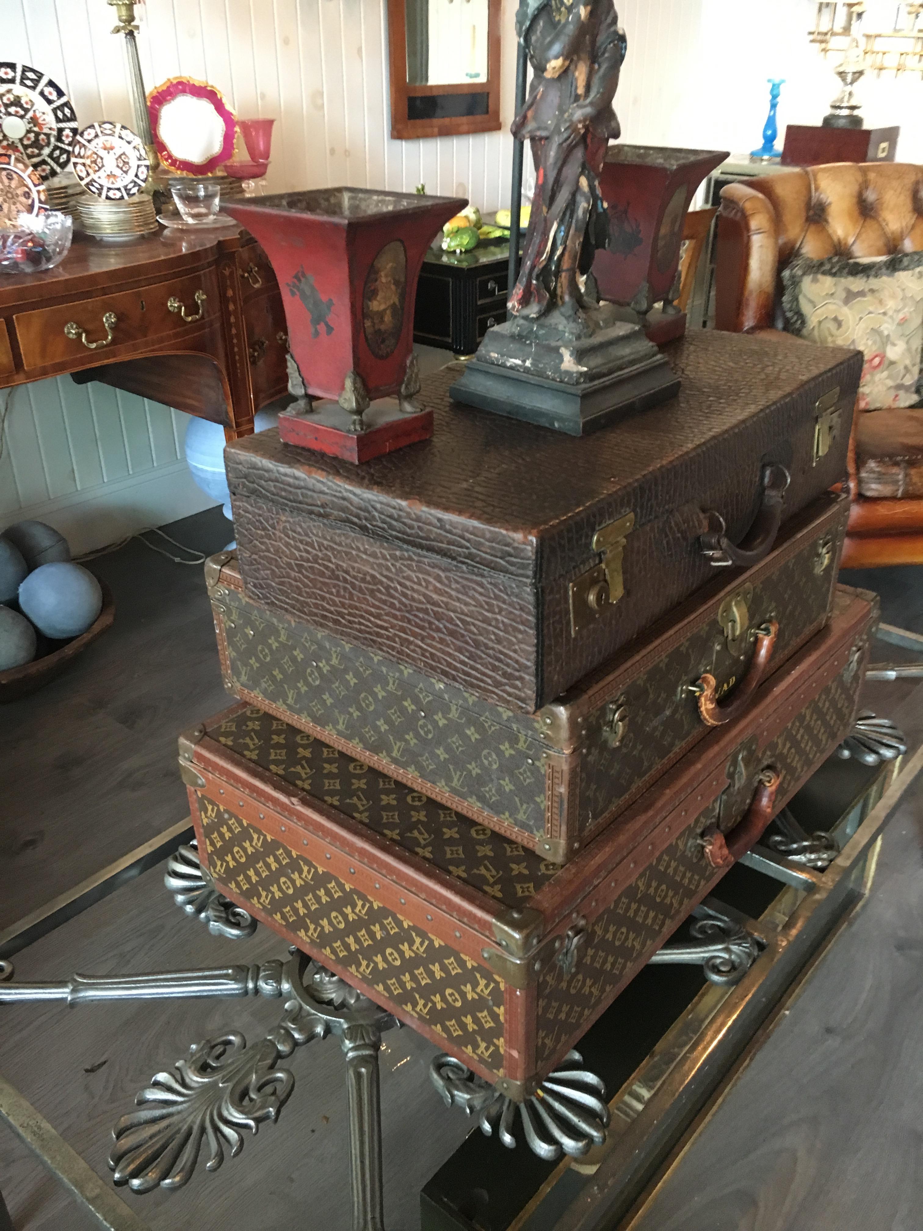 Handsome 19th Century Suitcase with Embossed Leather, Great as a Collection In Good Condition For Sale In Buchanan, MI