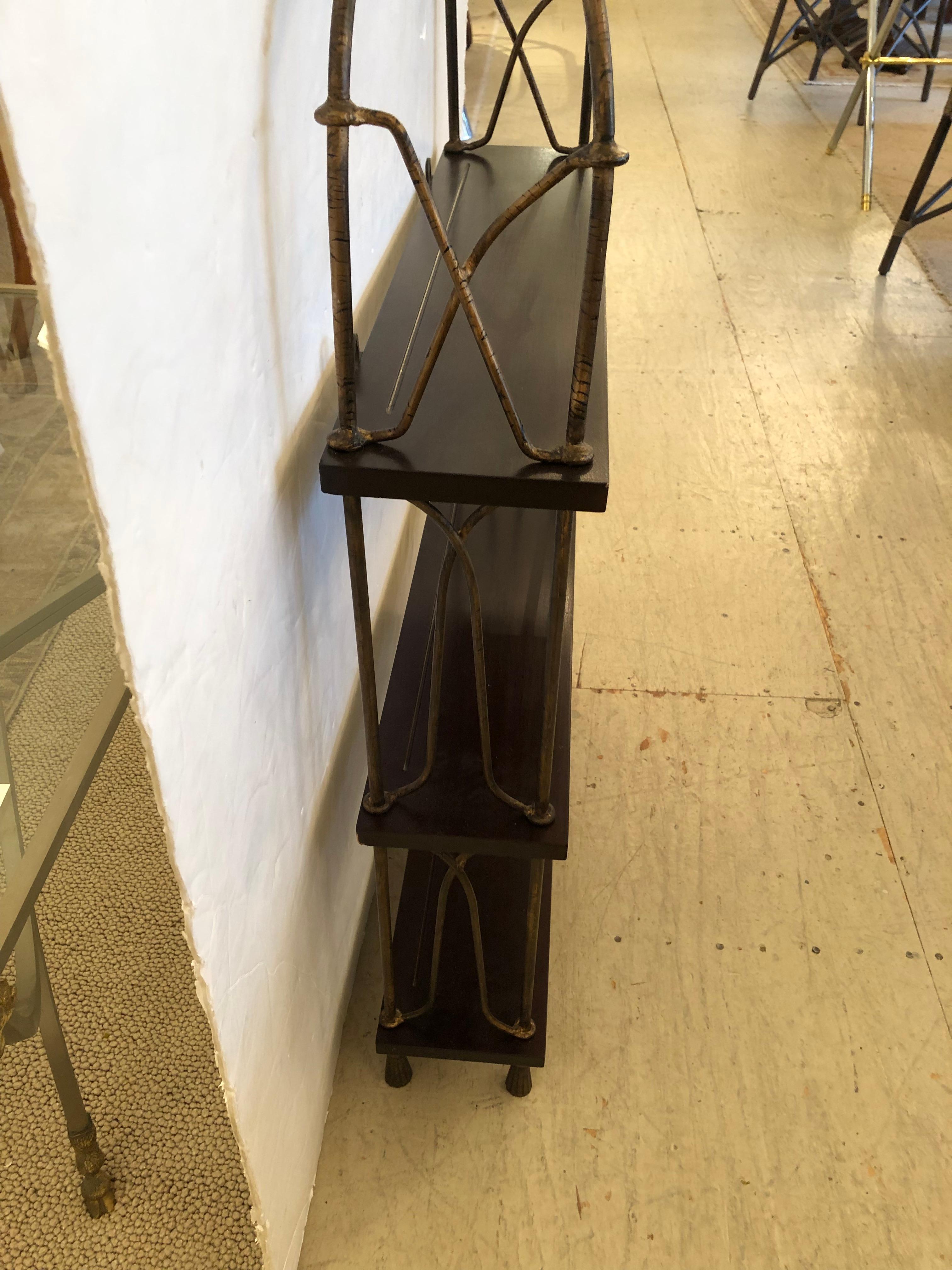 Bonita Estantería Etagere Colgante o Independiente de 3 Niveles finales del siglo XX en venta