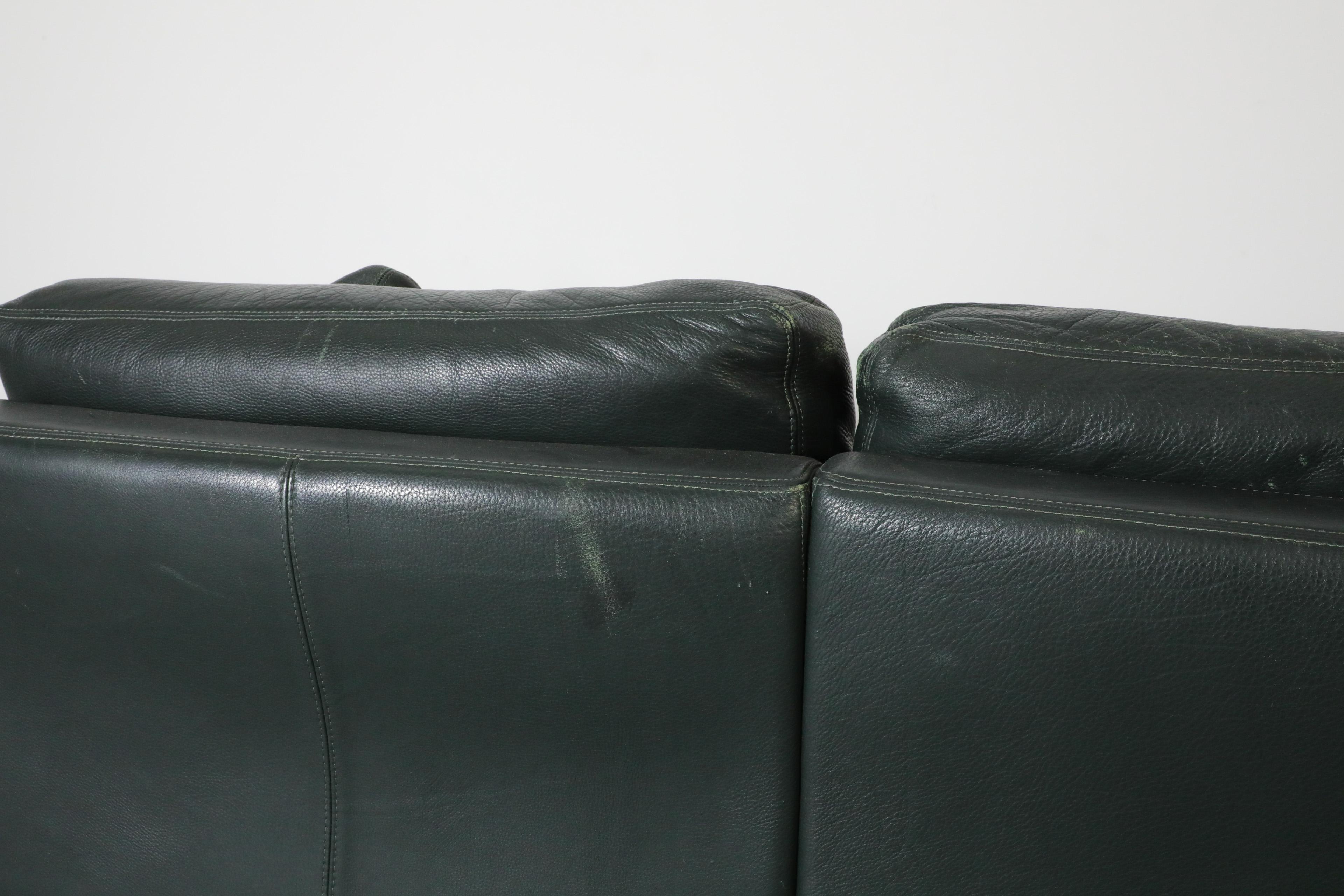 Handsome 80's Dark Green Leather Sofa by Molinari w/ Wide Arms & Metal Legs For Sale 4