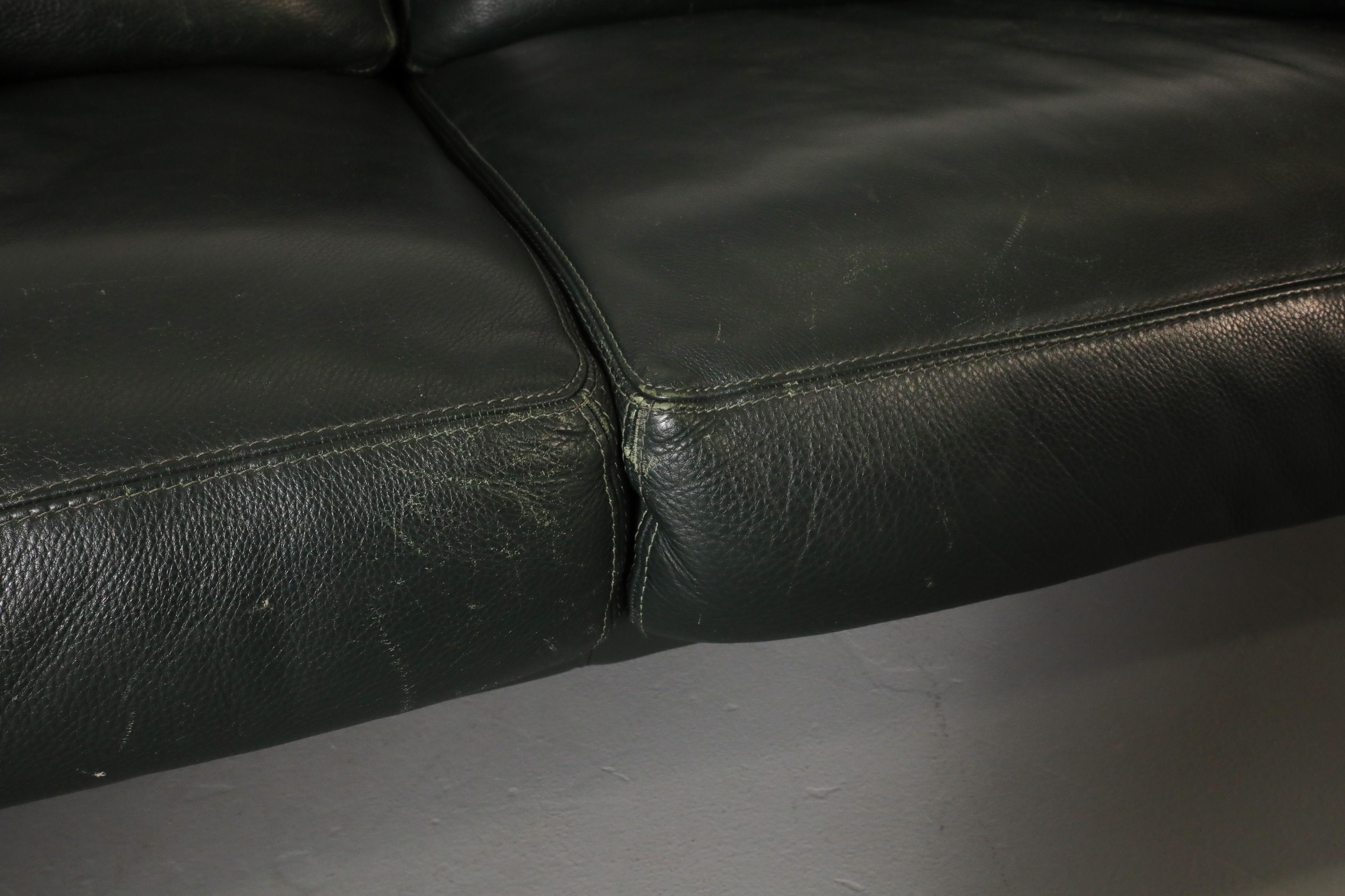Handsome 80's Dark Green Leather Sofa by Molinari w/ Wide Arms & Metal Legs For Sale 13