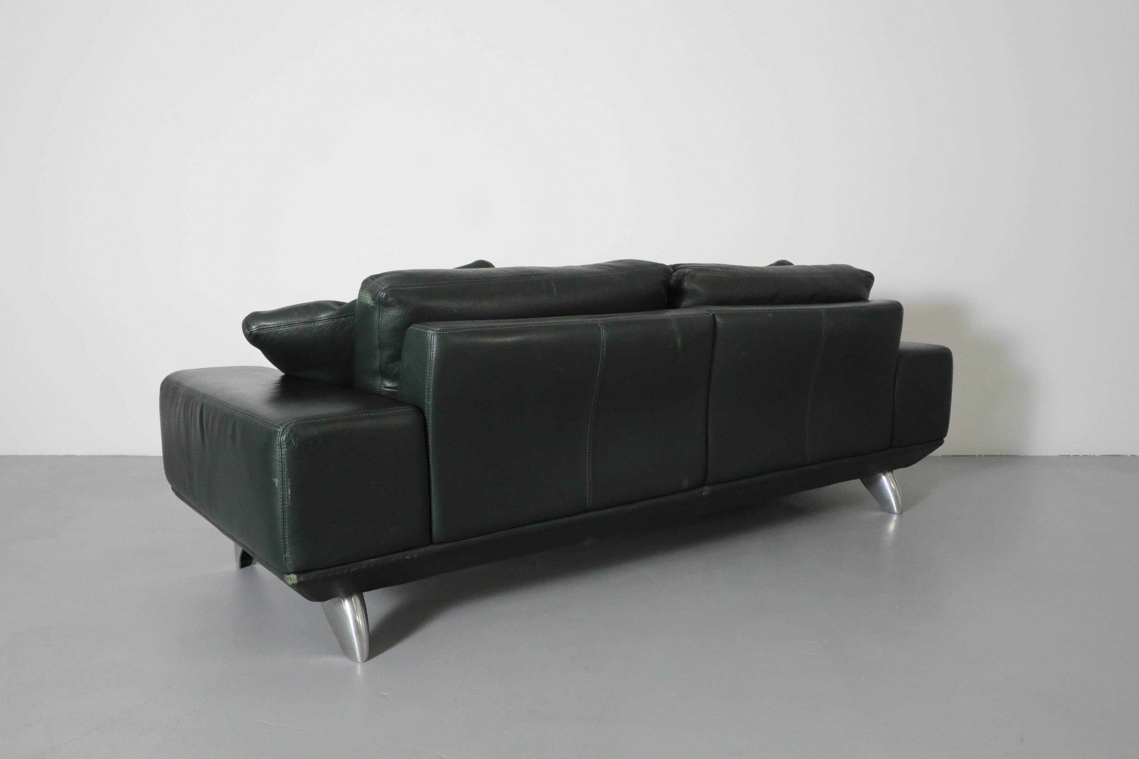 Magnifique canapé Molinari des années 80 en cuir vert foncé avec larges bras et pieds en métal en vente 1