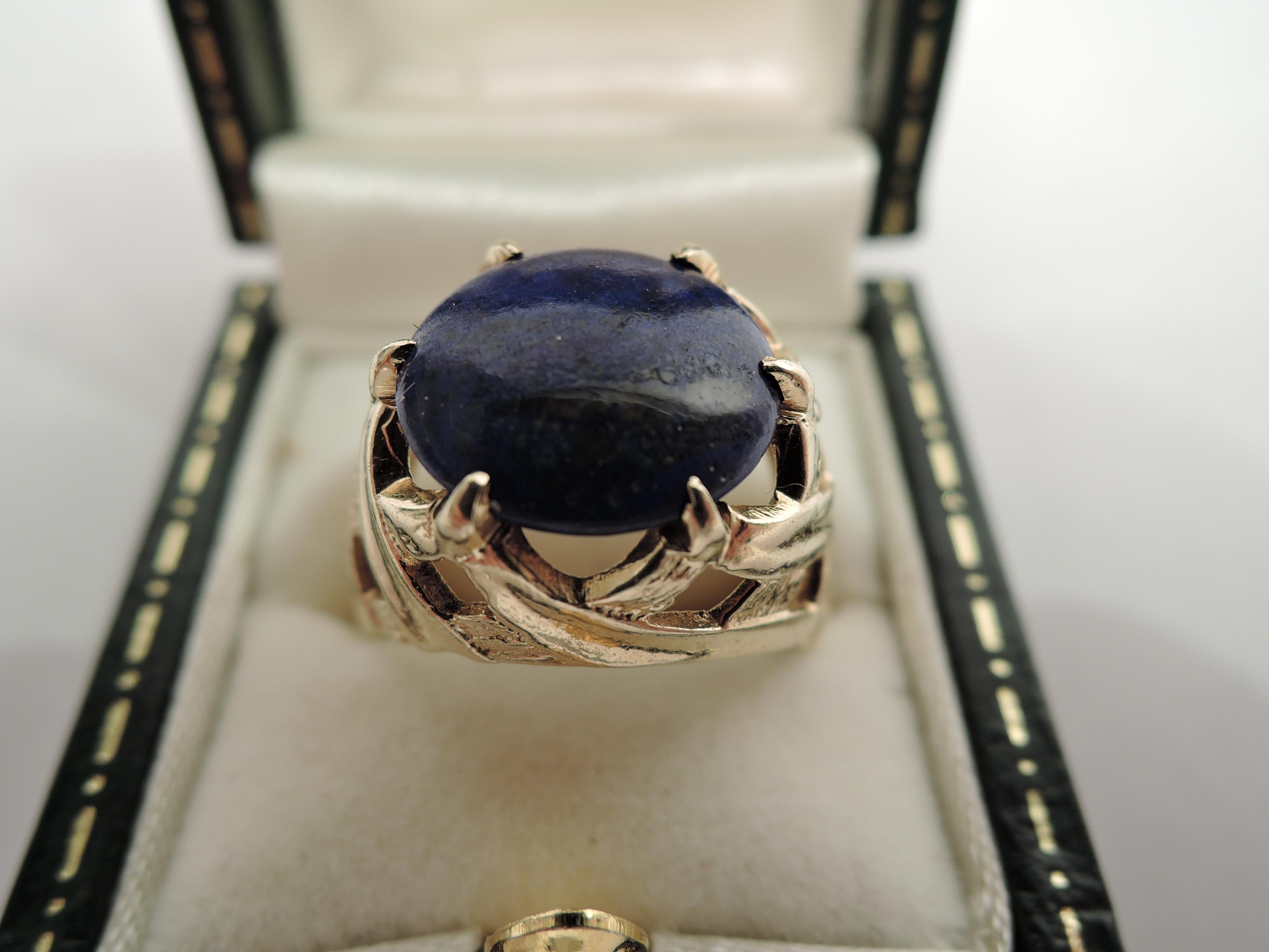 Handsome ring with round lapis mounted to 14k yellow gold band with open woven shoulder. United States, ca 1950.
Size: 7. Approximate weight: 3.8 dwt.
