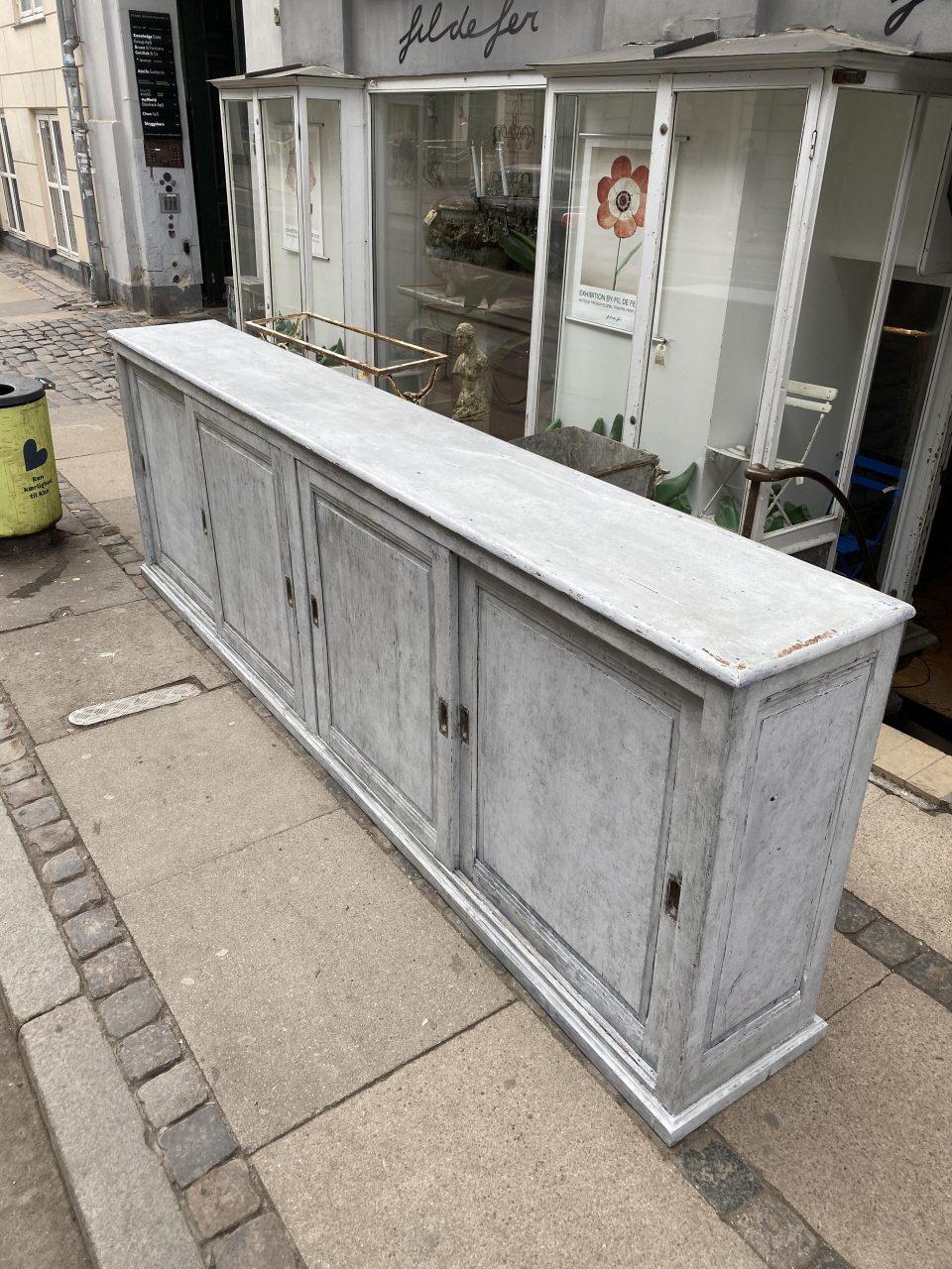 Handsome and Large Pale Grey Side Board, France, 1900 In Good Condition For Sale In Copenhagen K, DK