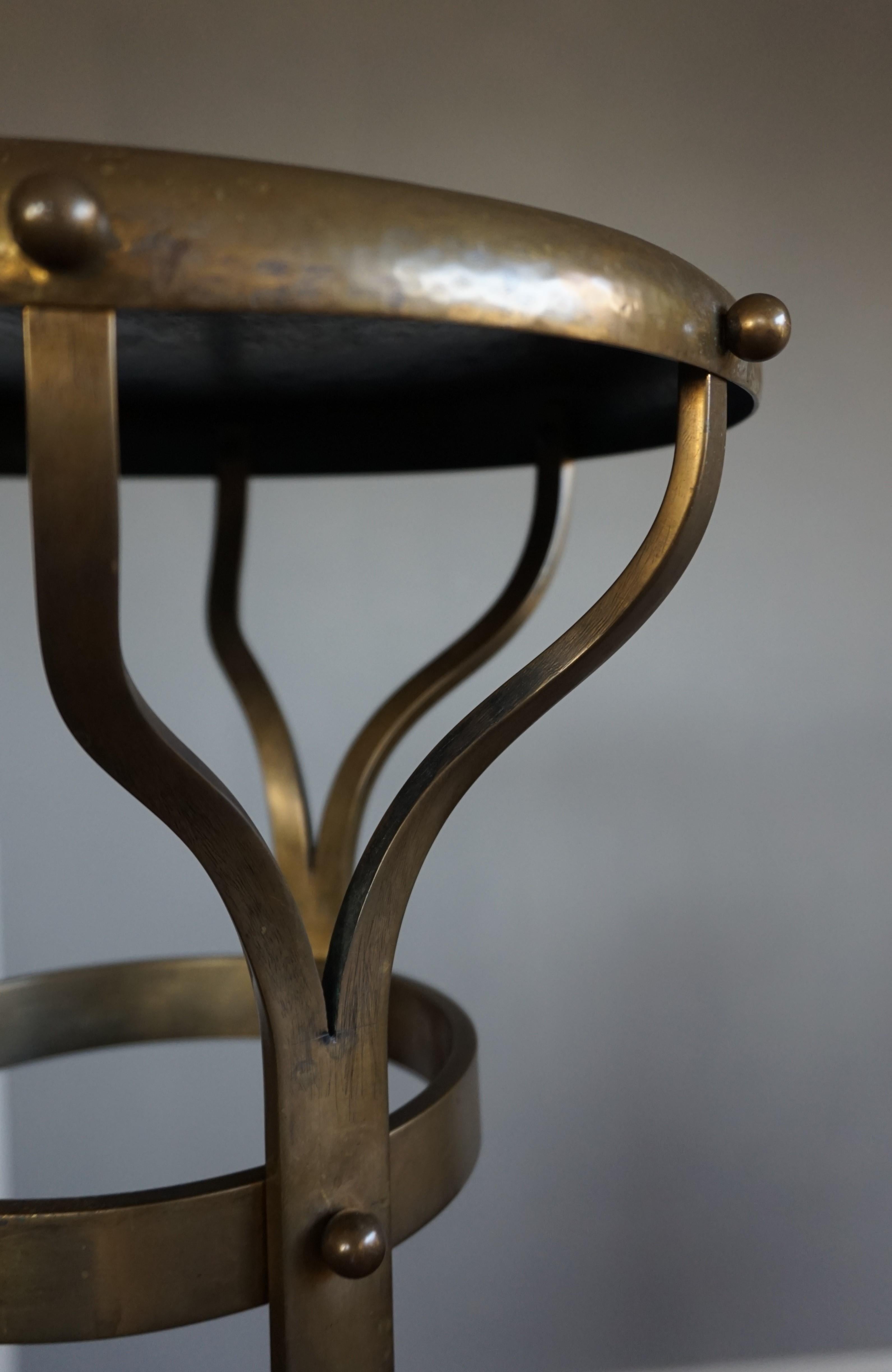Striking and Top Quality Made Solid Brass Arts & Crafts Pedestal Sculpture Stand In Excellent Condition In Lisse, NL