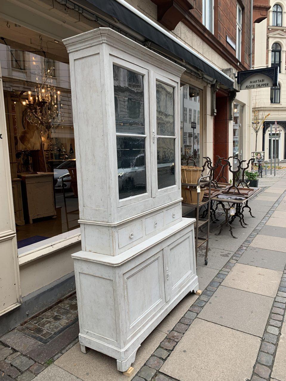 Elegant and handsome antique 3-part kitchen display cabinet from France. A super piece for storage of e.g. crockery / porcelain, wine glasses and cutlery. Circa 1900.

The top section is a display cabinet, with double barred glass doors, in which