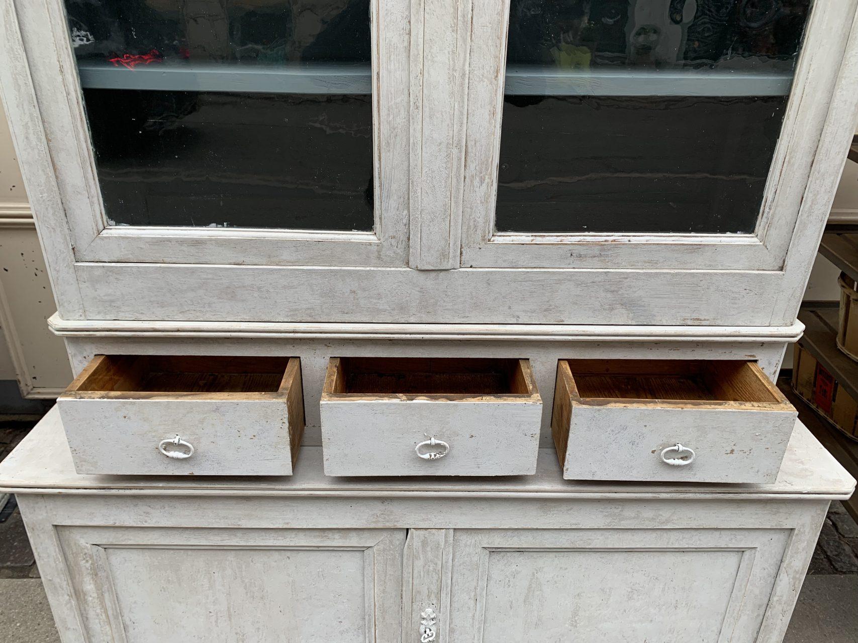 display cabinet for crockery