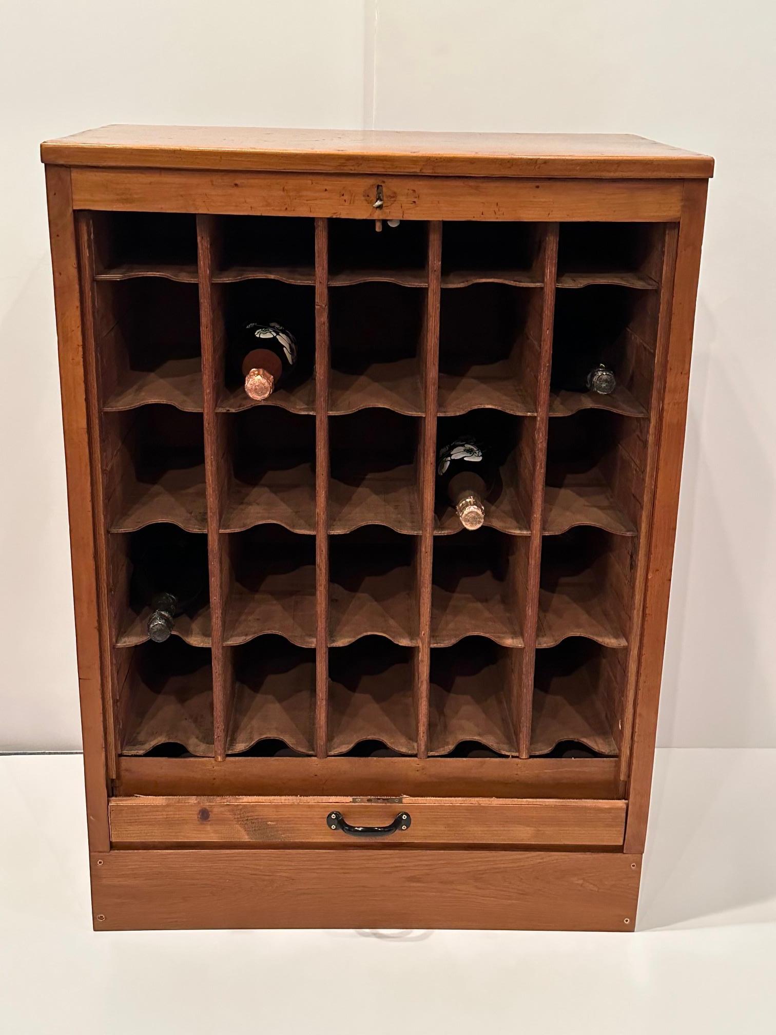 Bellissimo armadietto per vini in legno di quercia proveniente dal Belgio, con un frontale scorrevole a fisarmonica che si apre per rivelare lo spazio per 15 bottiglie di vino.