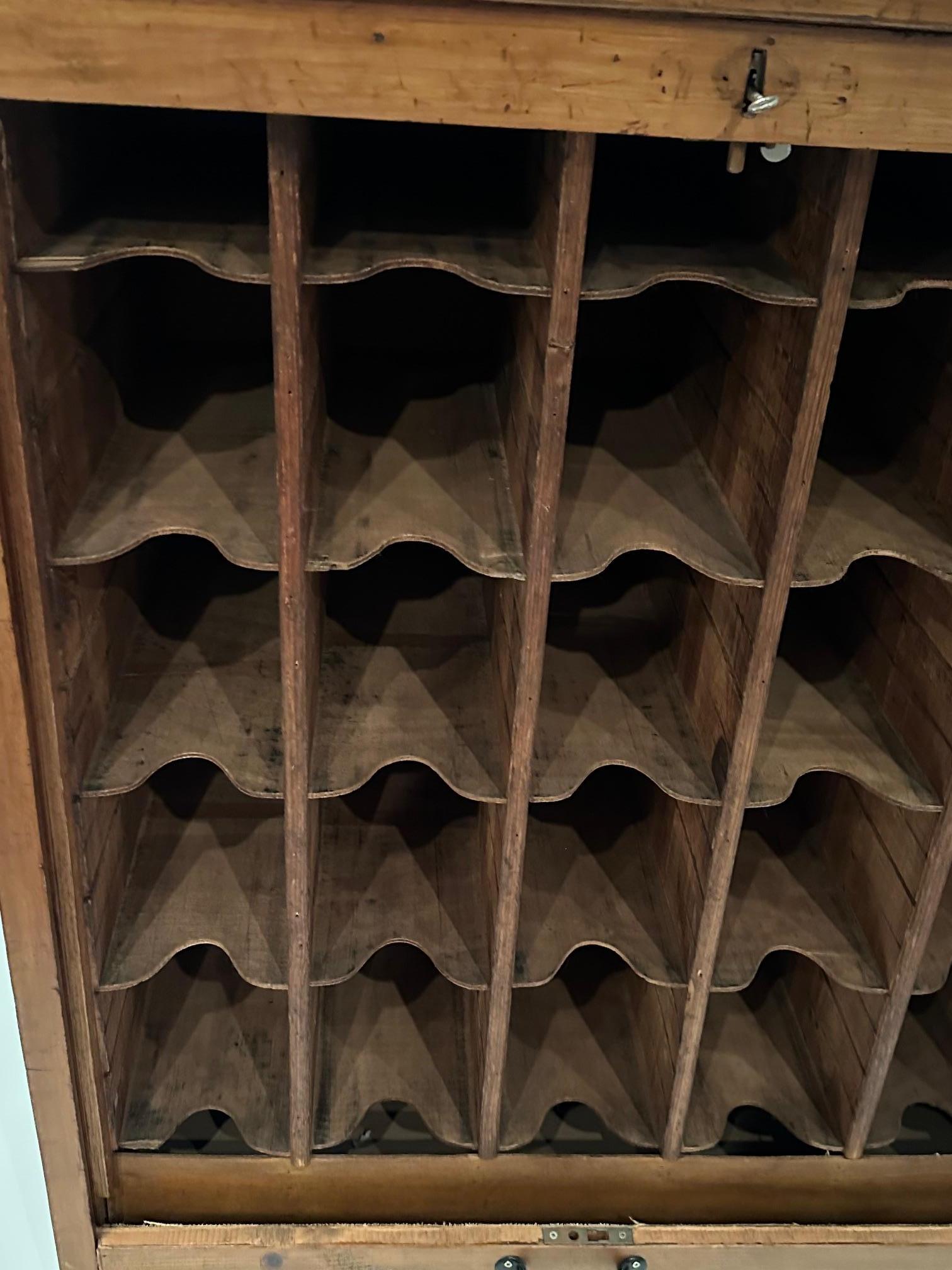 Belga Bellissimo mobile da vino in Oak Oak antico in vendita