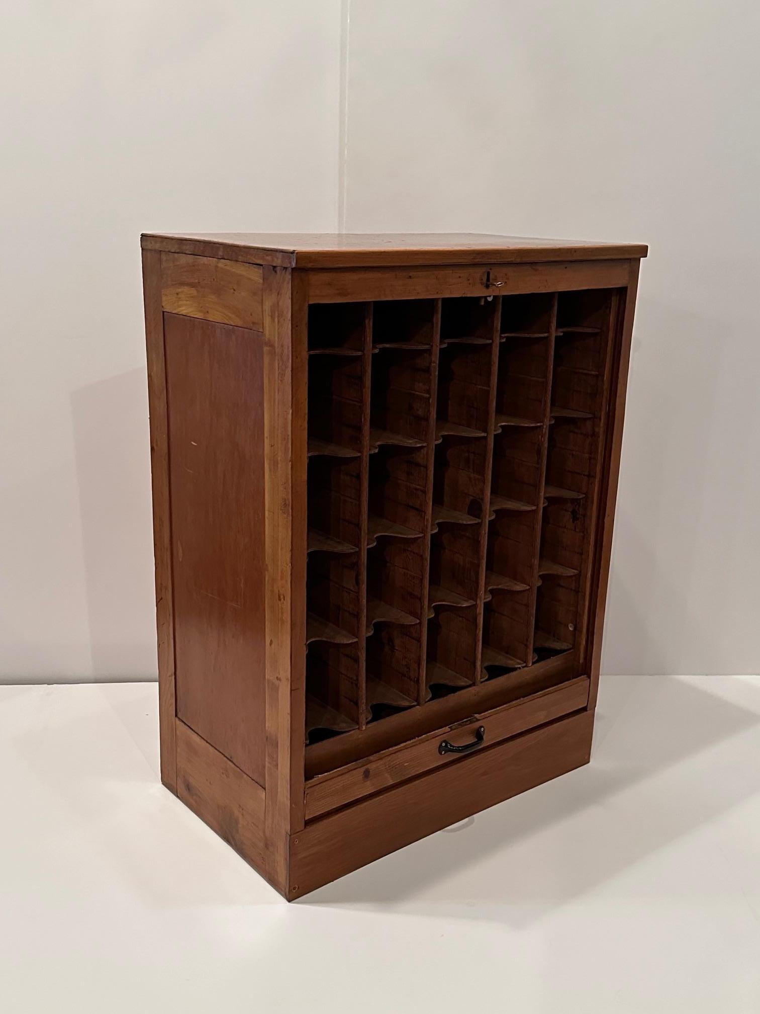 Bellissimo mobile da vino in Oak Oak antico In condizioni buone in vendita a Hopewell, NJ