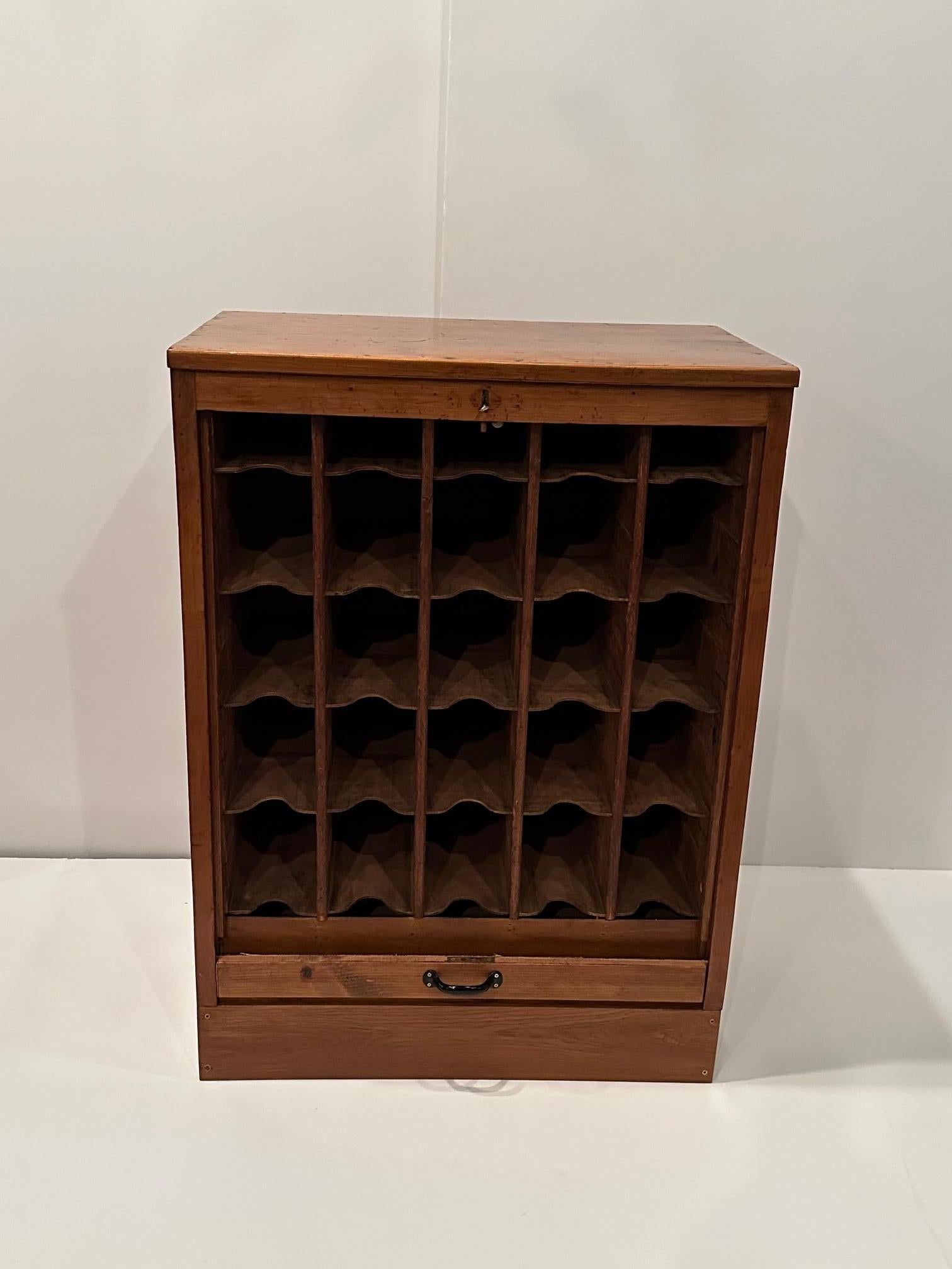 Metà XX secolo Bellissimo mobile da vino in Oak Oak antico in vendita