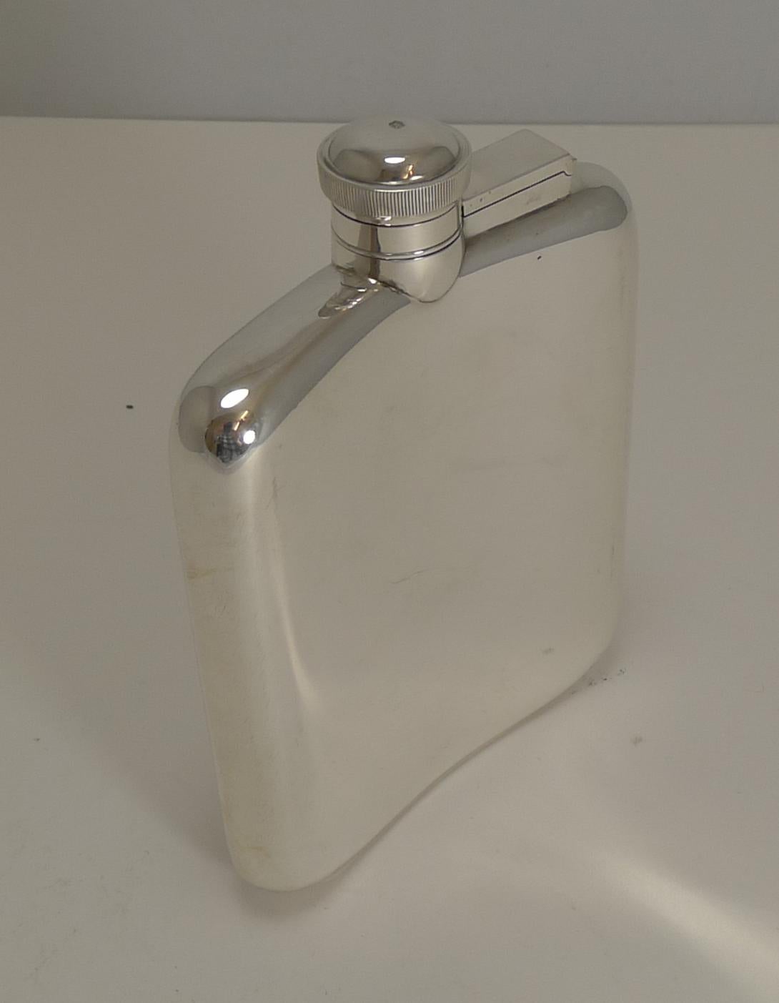 Handsome Antique English Sterling Silver Hip/Liquor Flask - Sheffield 1918 In Excellent Condition In Bath, GB