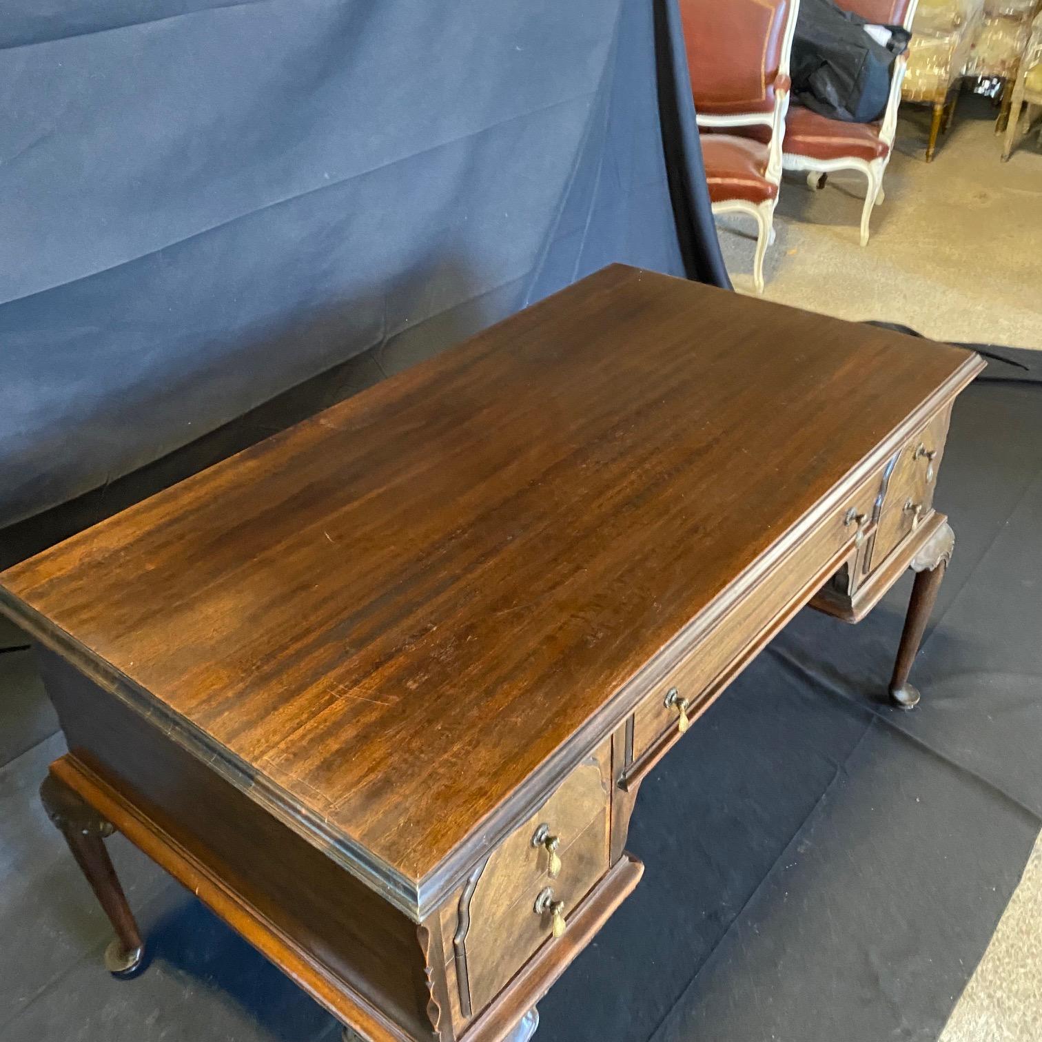 Schöner antiker französischer Schreibtisch oder Schreibtisch im Louis-XV-Stil im Zustand „Gut“ im Angebot in Hopewell, NJ