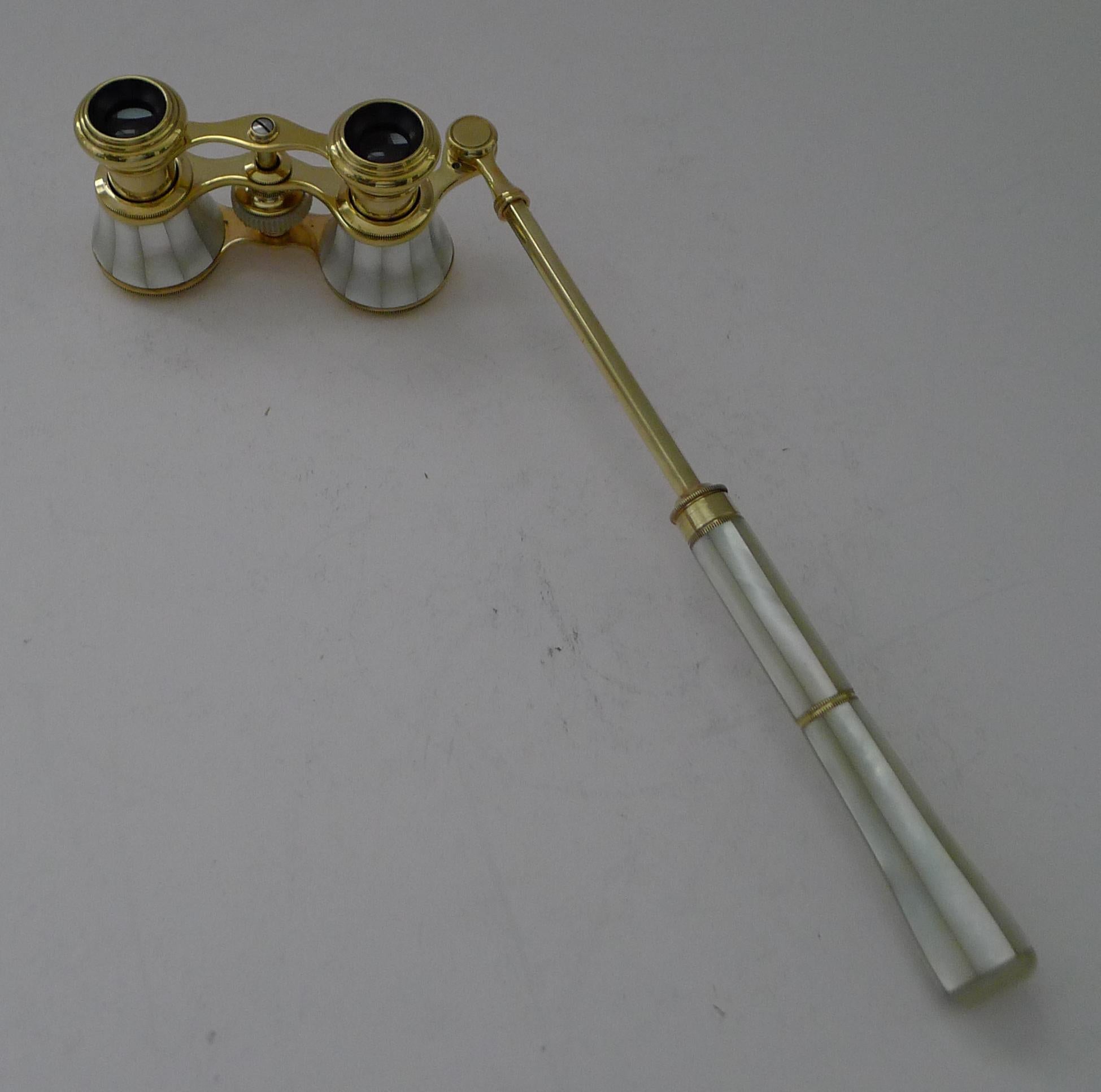 Handsome Antique French Mother of Pearl Opera Glasses - Lorgnette Handle In Good Condition In Bath, GB