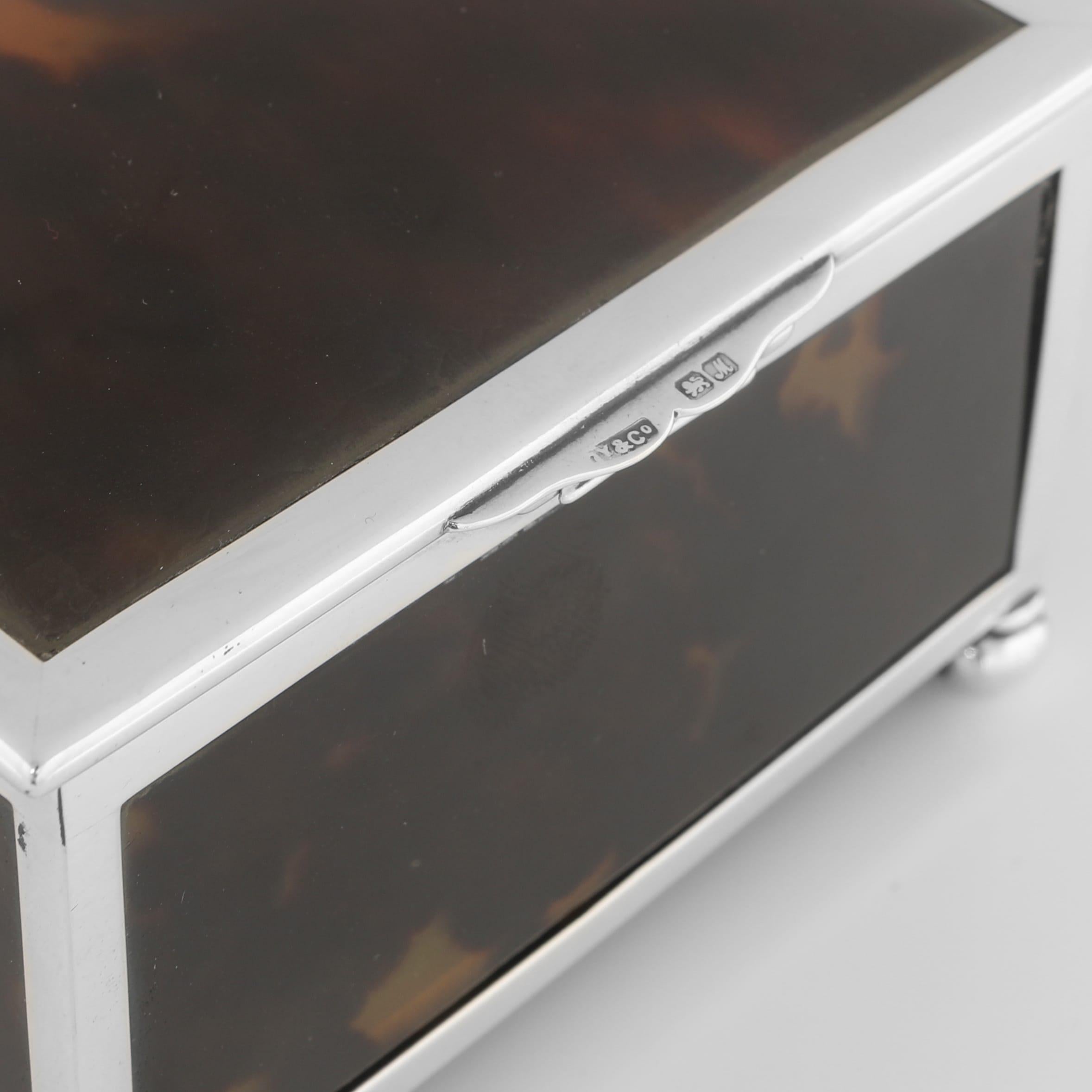 English Handsome antique jewellery box made in Chester in 1912 by Grey & Co. For Sale