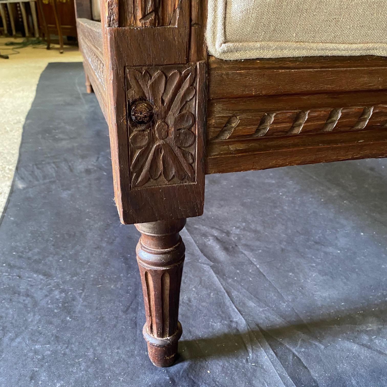 Handsome Antique Newly Upholstered Highly Carved Elizabethan Daybed   For Sale 4