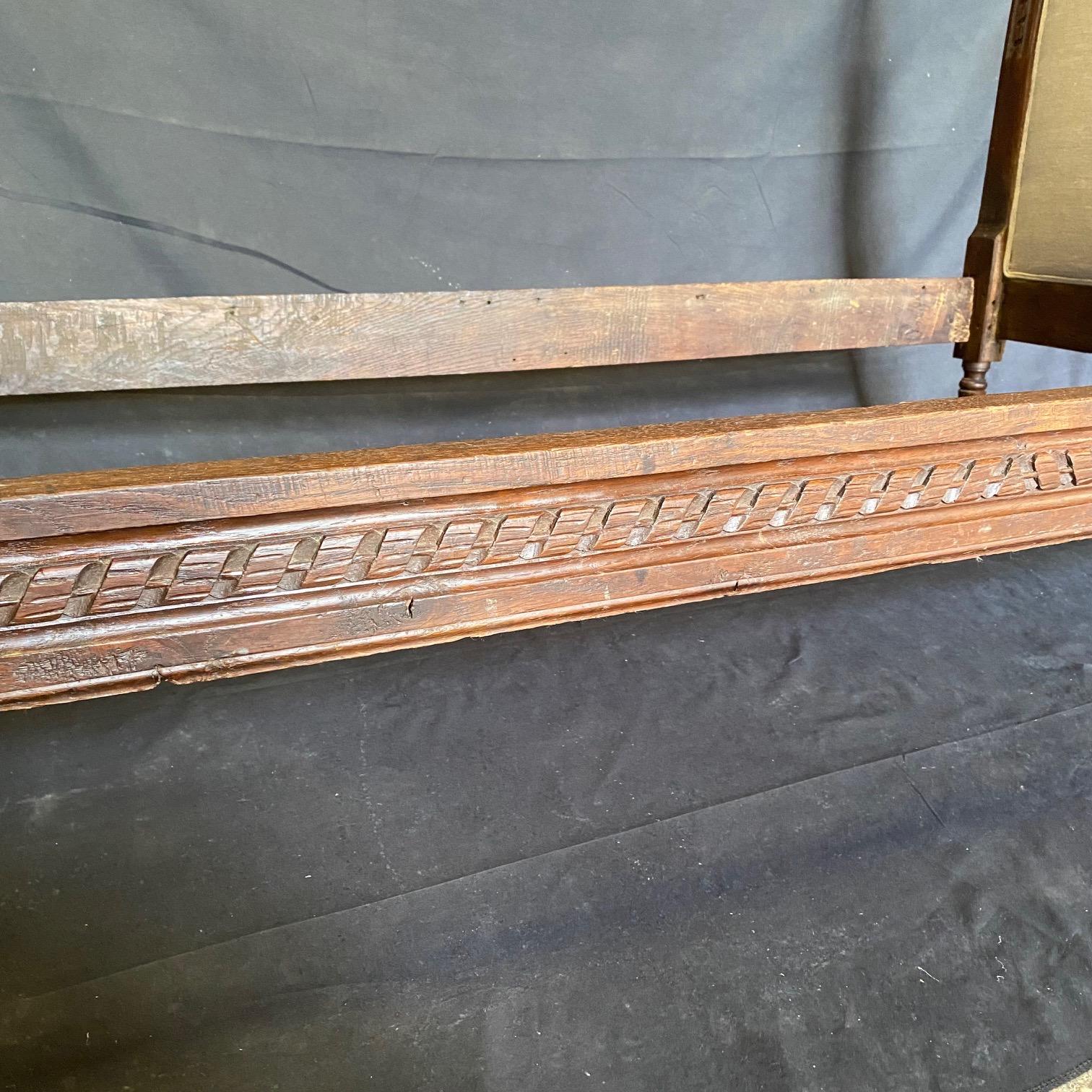 Handsome Antique Newly Upholstered Highly Carved Elizabethan Daybed   In Good Condition For Sale In Hopewell, NJ
