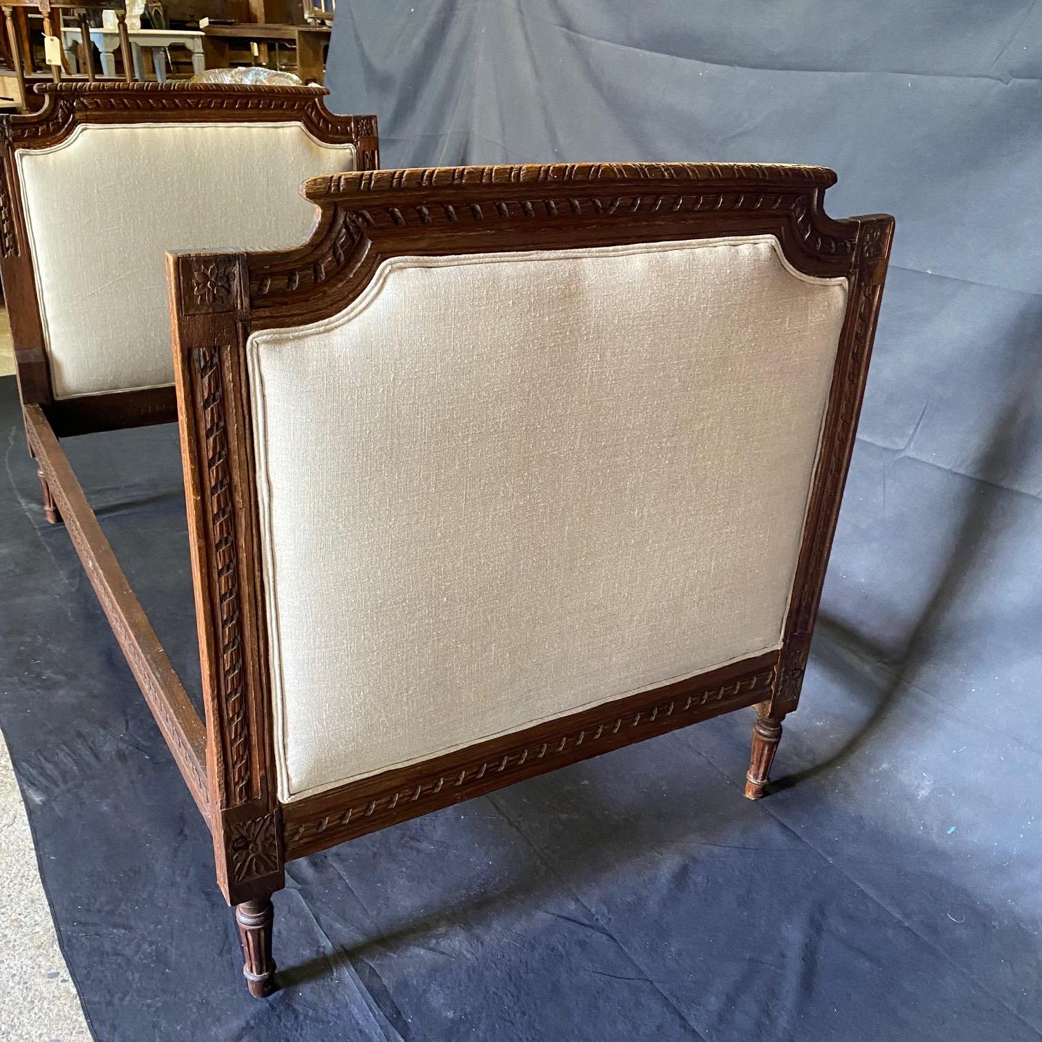 Handsome Antique Newly Upholstered Highly Carved Elizabethan Daybed   For Sale 3