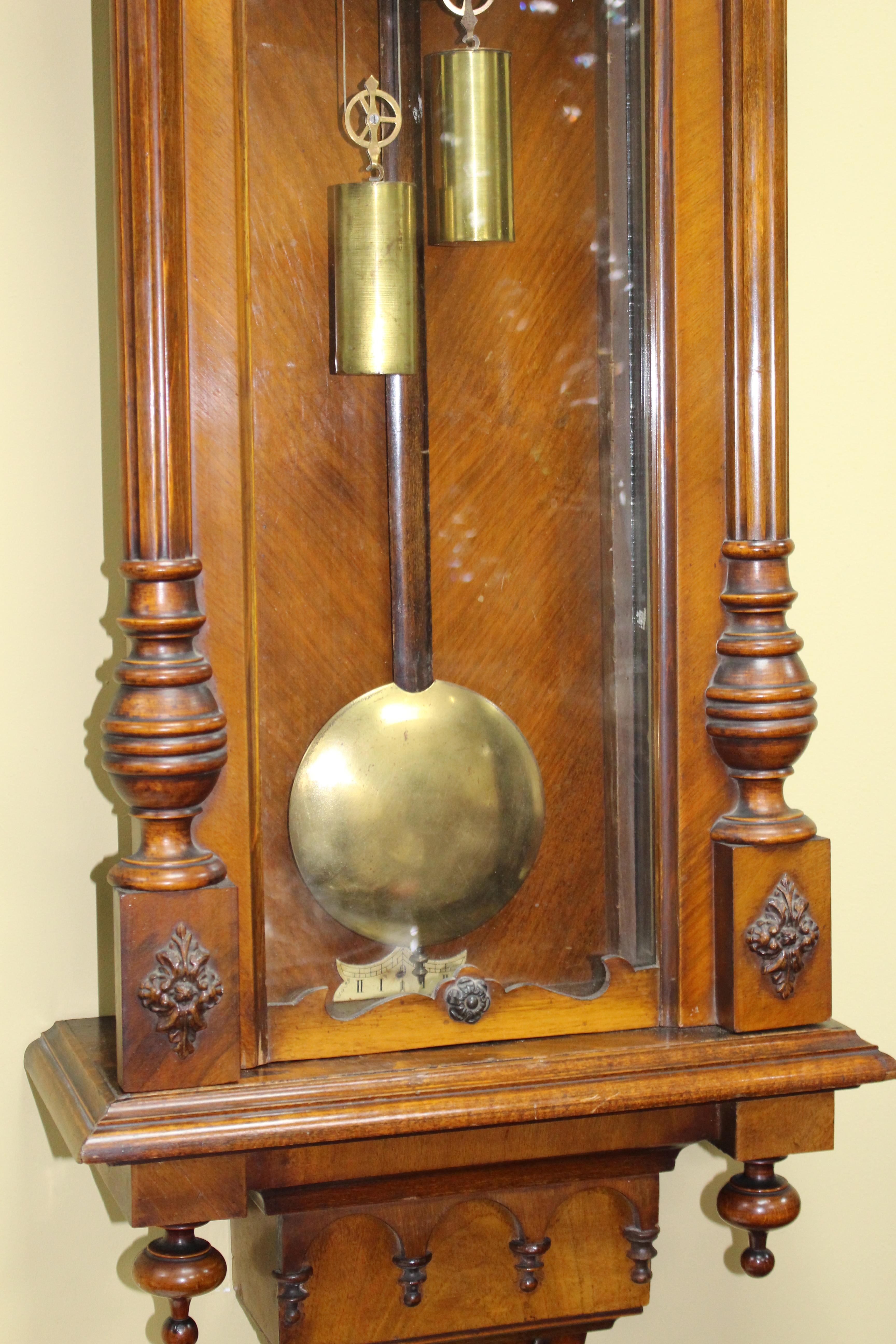 Handsome Antique Victorian Walnut Vienna Wall Clock In Excellent Condition In Worcester, Worcestershire