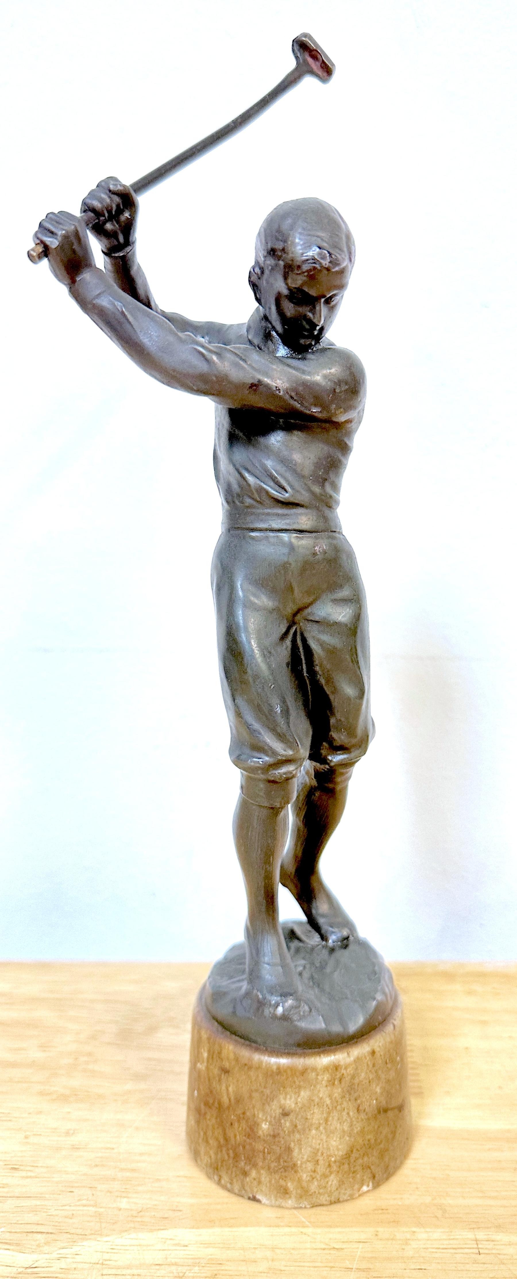 Belle sculpture Art Déco d'un golfeur en pleine forme

États-Unis, vers 1920

Cette exceptionnelle sculpture Art déco représente un jeune golfeur habillé à la mode en plein swing, incarnant l'énergie dynamique et le style des années 1920. D'une