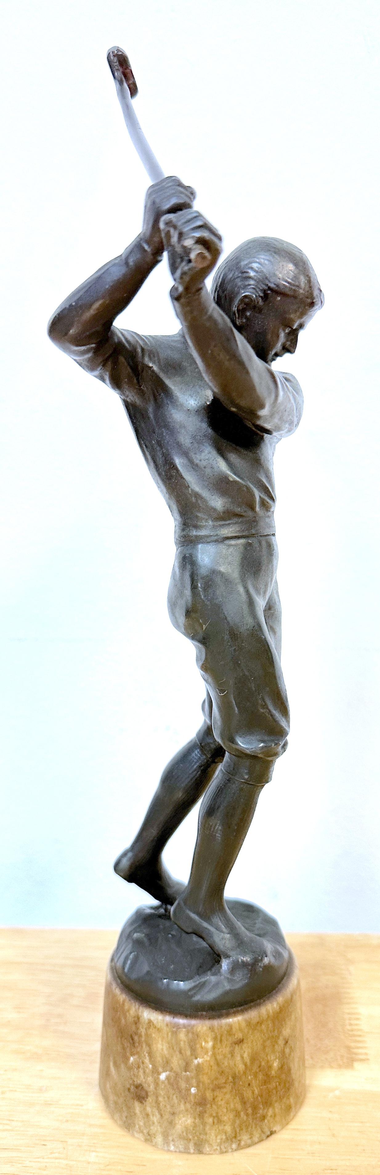 Américain Belle sculpture Art déco d'un golfeur masculin en train de pivoter, vers 1920 en vente