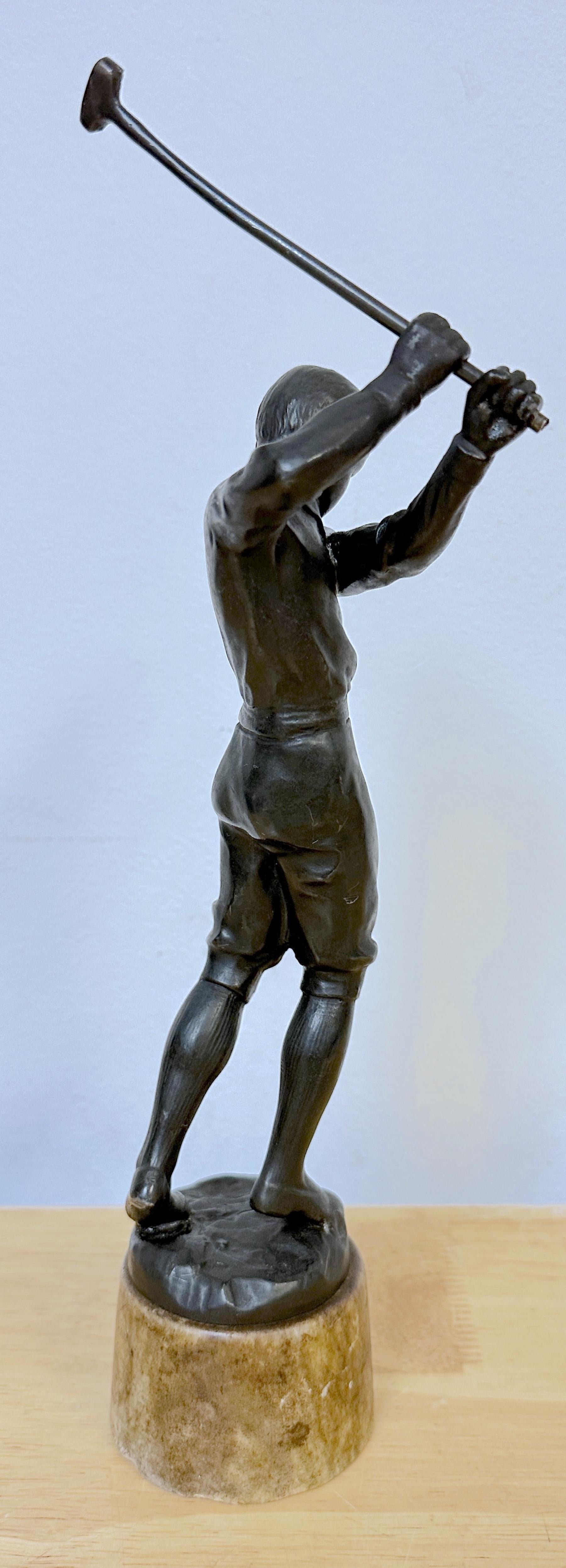 Effet bronze Belle sculpture Art déco d'un golfeur masculin en train de pivoter, vers 1920 en vente