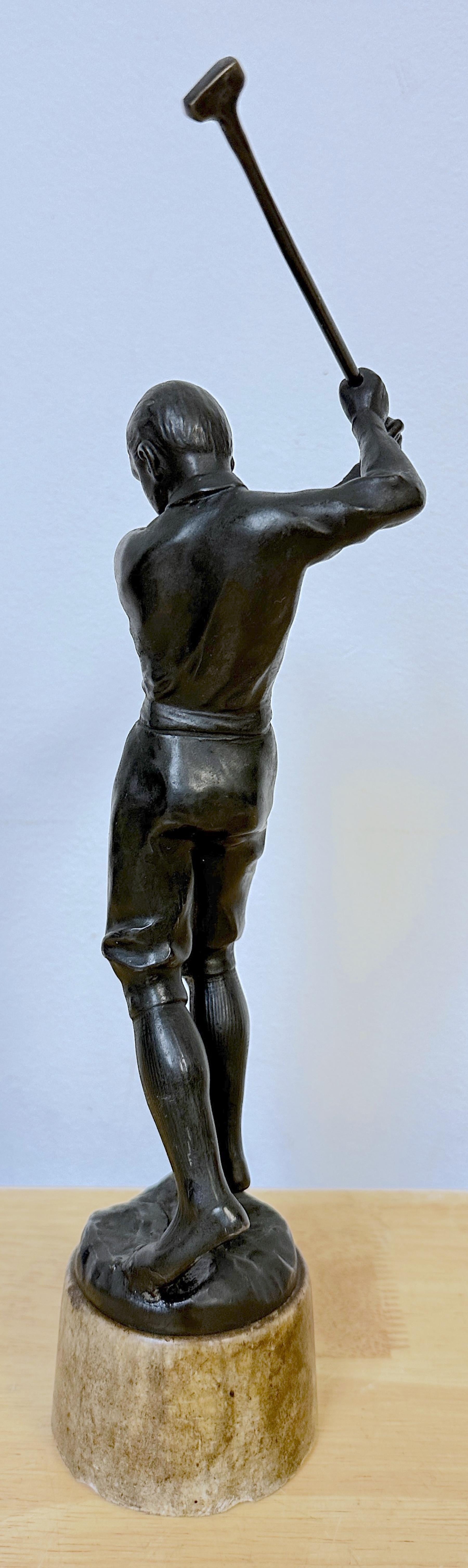 Belle sculpture Art déco d'un golfeur masculin en train de pivoter, vers 1920 Bon état - En vente à West Palm Beach, FL