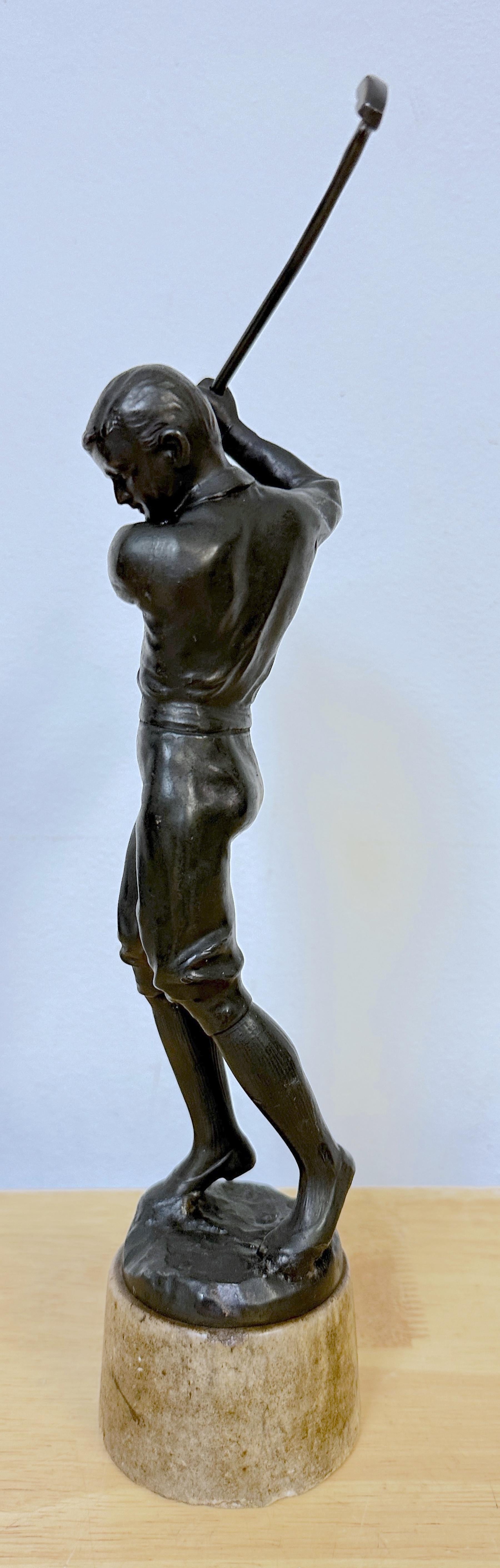 20ième siècle Belle sculpture Art déco d'un golfeur masculin en train de pivoter, vers 1920 en vente