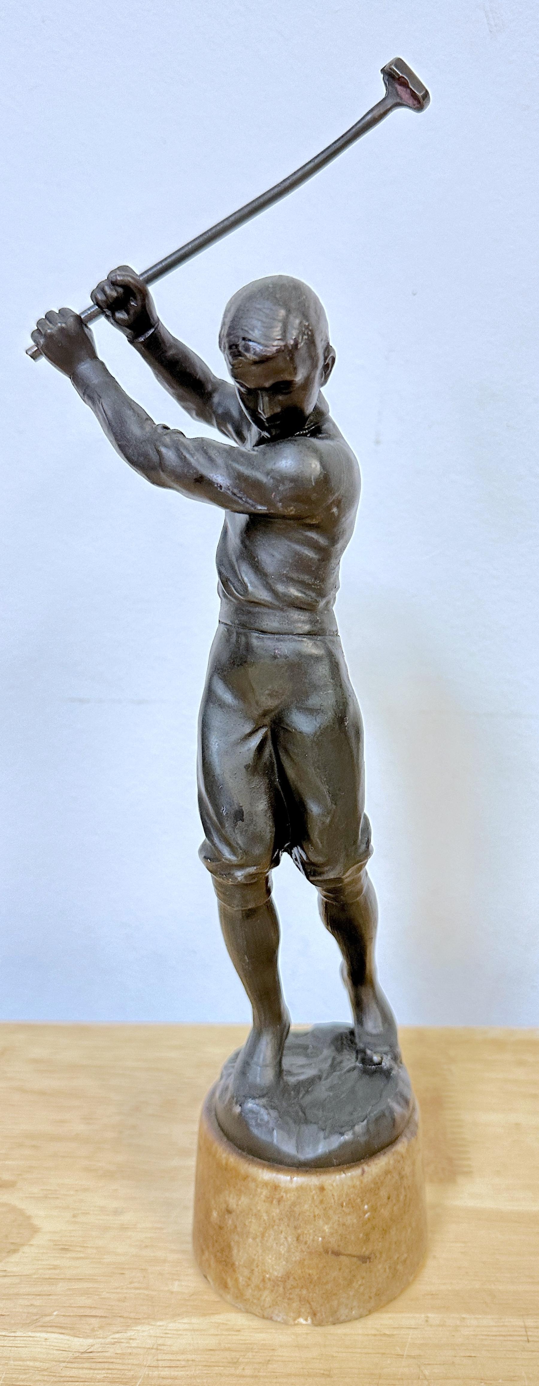 Métal Belle sculpture Art déco d'un golfeur masculin en train de pivoter, vers 1920 en vente