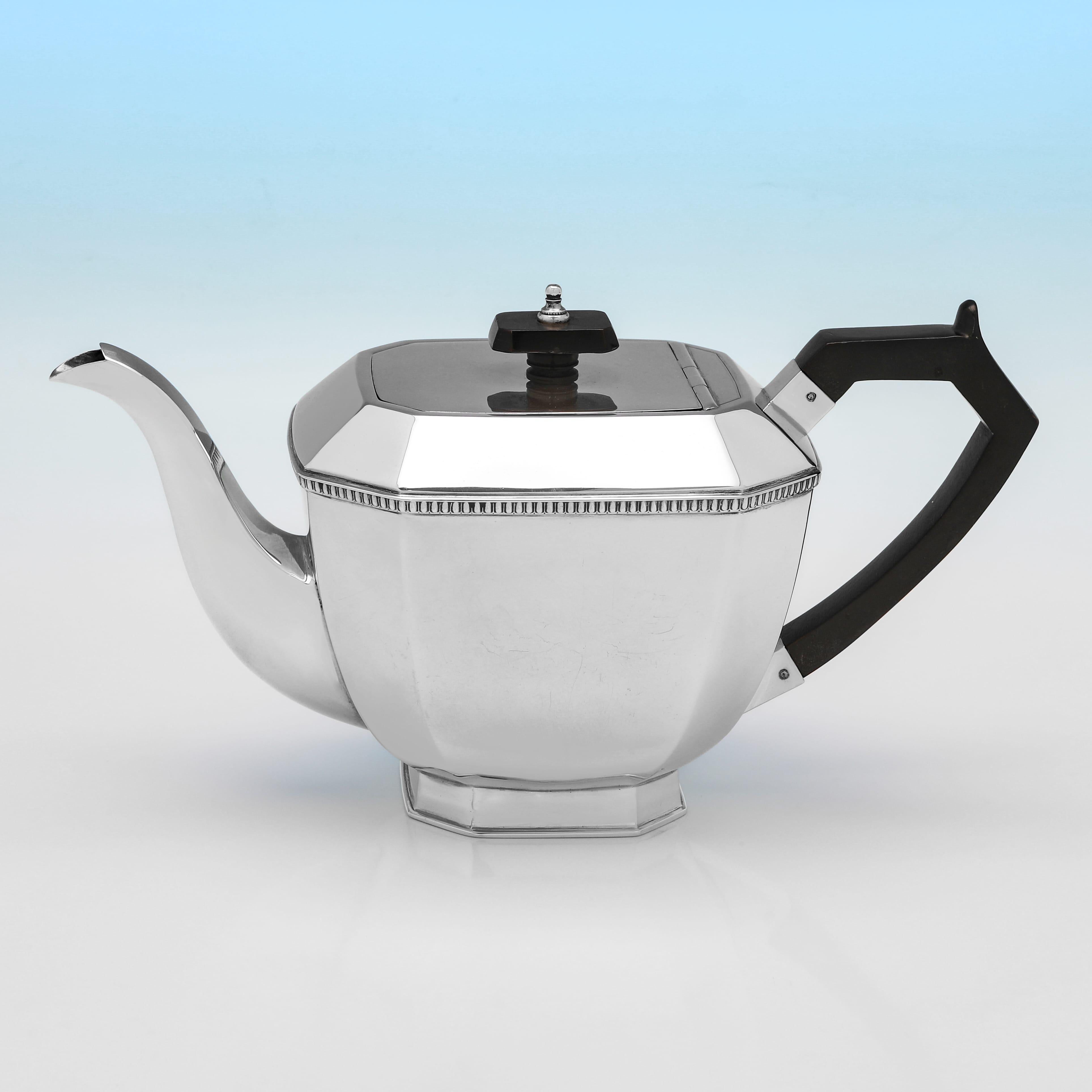 Poinçonné à Sheffield en 1945 par Stower & Wragg Ltd, ce très beau service à thé en argent massif de style Art déco se compose d'un pot à eau/café, d'une théière, d'un sucrier et d'un pot à crème, tous de style simple et dotés de bordures en forme