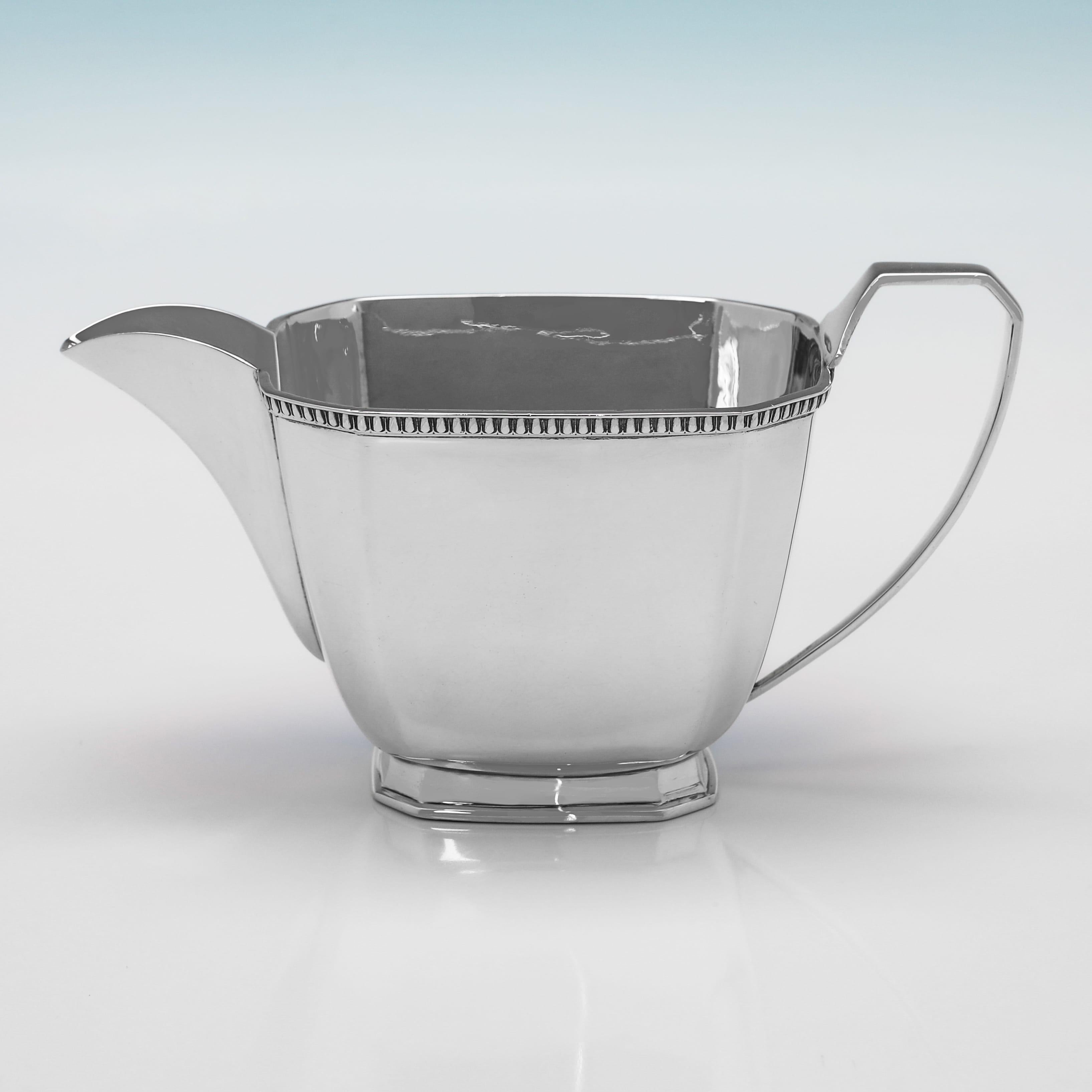 Milieu du XXe siècle Magnifique service à thé art déco en argent sterling, 4 pièces, fabriqué à Sheffield en 1945. en vente