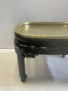 Schönes Tablett-Couchtisch aus Messing im asiatischen Stil mit ebonisiertem Sockel