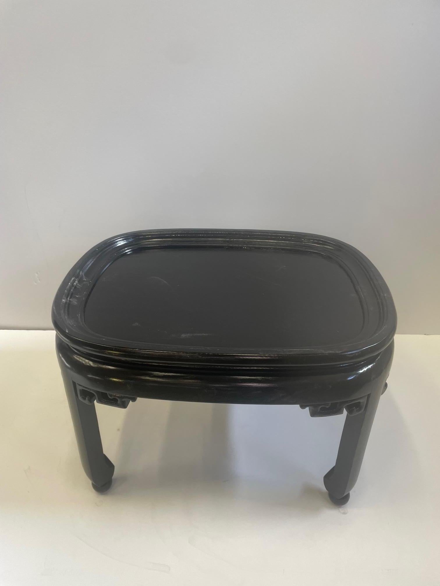 Handsome Asian Style Brass Tray Coffee Table with Ebonized Base In Good Condition For Sale In Hopewell, NJ