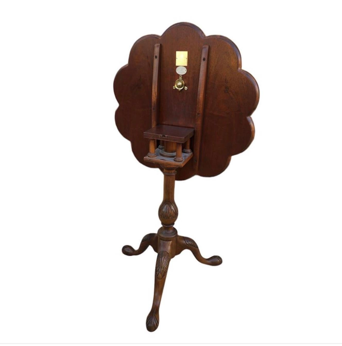 American Handsome Baker Charleston Tilt Top Table.  Great color and patination. For Sale