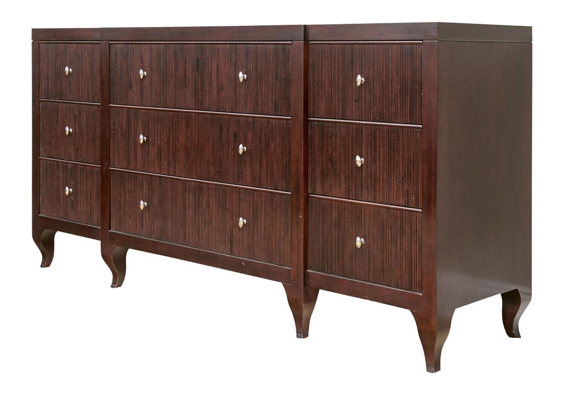 Aus der Barbara Barry Collection'S für Baker Furniture. Diese feine Mahagoni-Kommode ist mit neun Schubladen mit geriffelten Fronten und elliptischen silbernen Schubladengriffen ausgestattet, die auf Blockfüßen ruhen.

Zustand: Bitte sehen Sie die