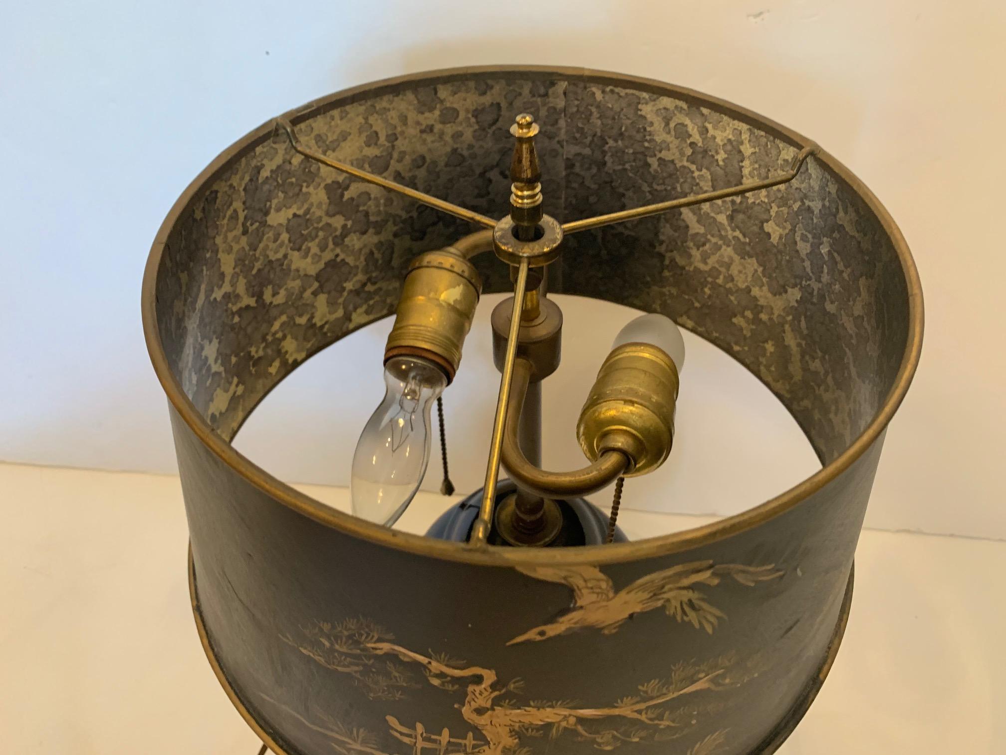 Schöne schwarz-goldene Chinoiserie-Tischlampe (Mitte des 20. Jahrhunderts) im Angebot